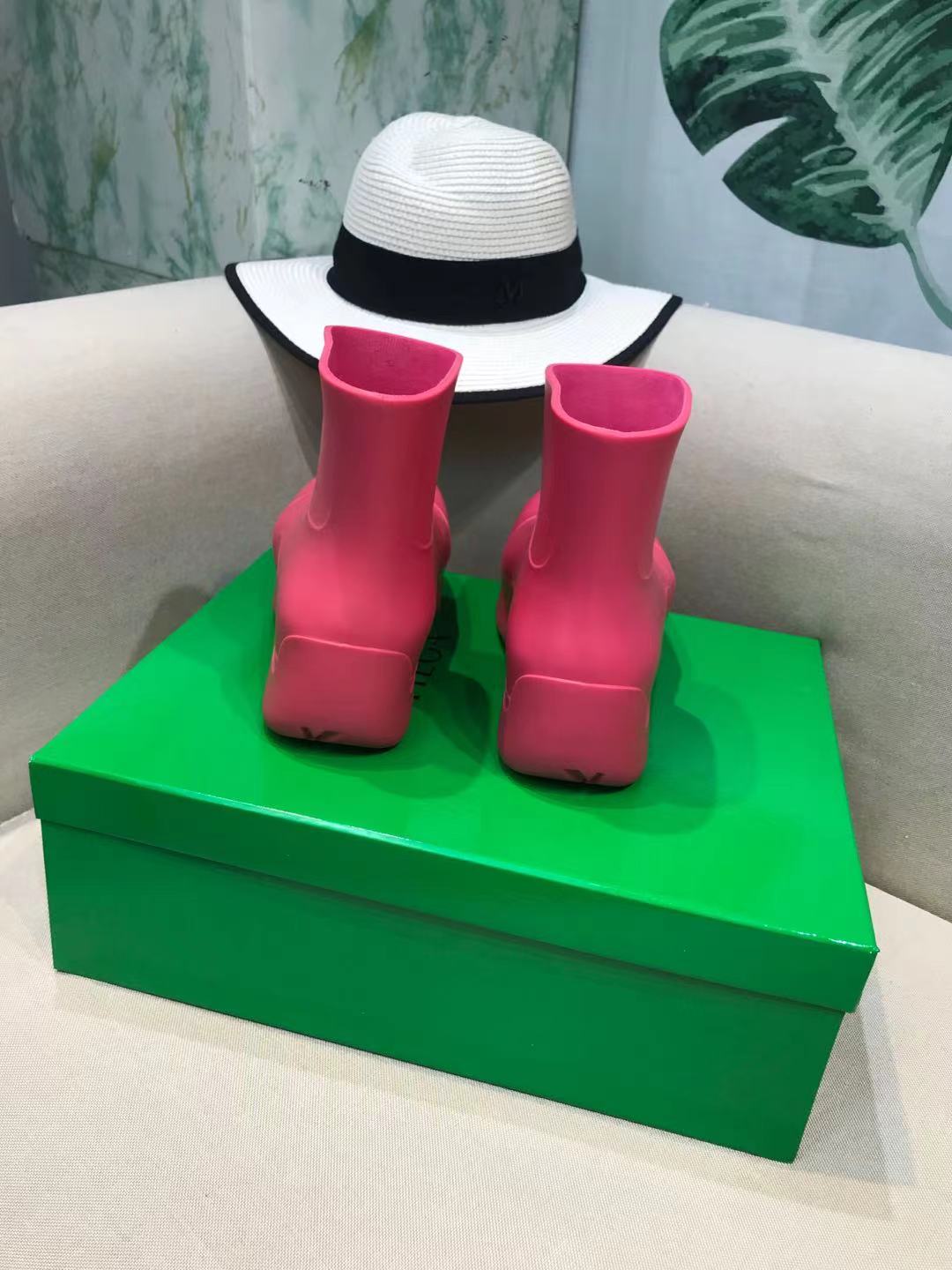 PUDDLE ANKLE BOOT IN BRIGHT PINK RUBBER