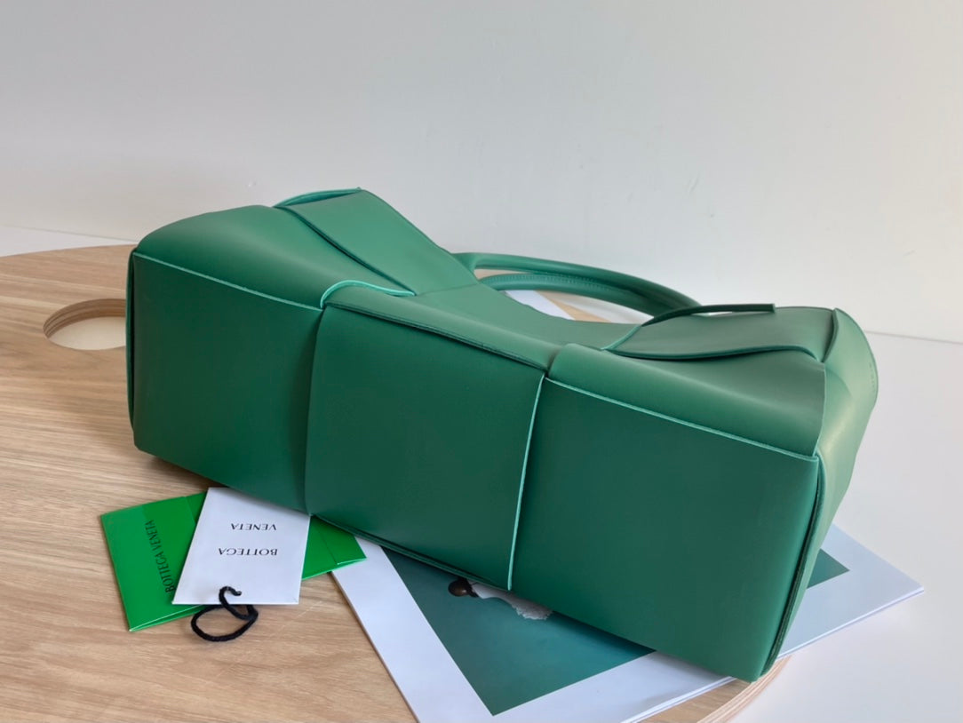 ARCO TOTE 36 IN KAITOKE GREEN CALFSKIN
