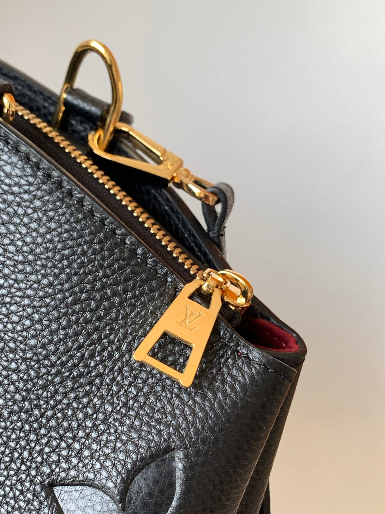 PETIT PALAIS PM MEDIUM SHOULDER BAG 29 IN BLACK EMBOSSED COWHIDE GOLD-TONE HARDWARE