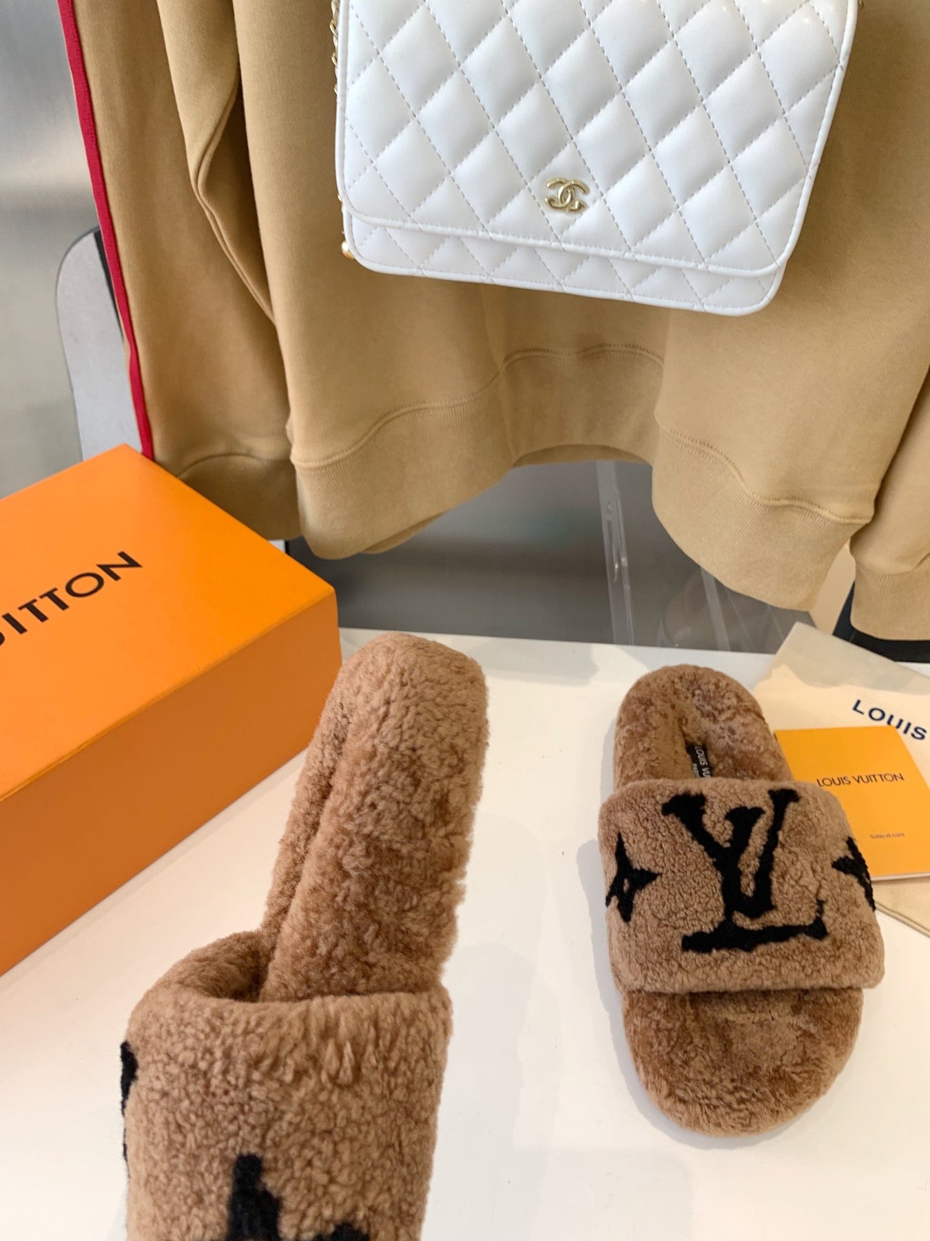 LV WOMEN'S PASEO FLAT SLIPPER IN CARAMEL BROWN FLEECE WITH BLACK LOGO