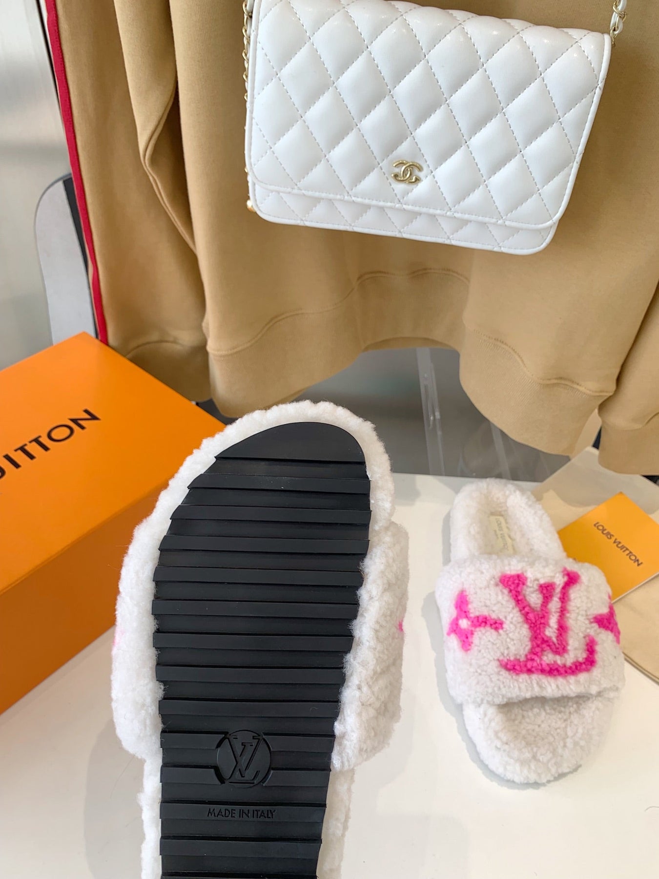 LV WOMEN'S PASEO FLAT SLIPPER IN WHITE FLEECE WITH BRIGHT PINK LOGO