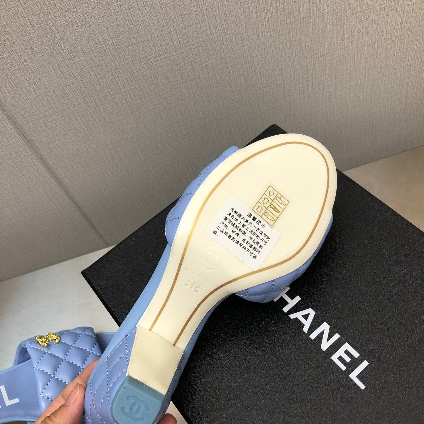 DIAMOND-QUILTED 6 CM SANDALS IN CAROLINA BLUE LAMBSKIN