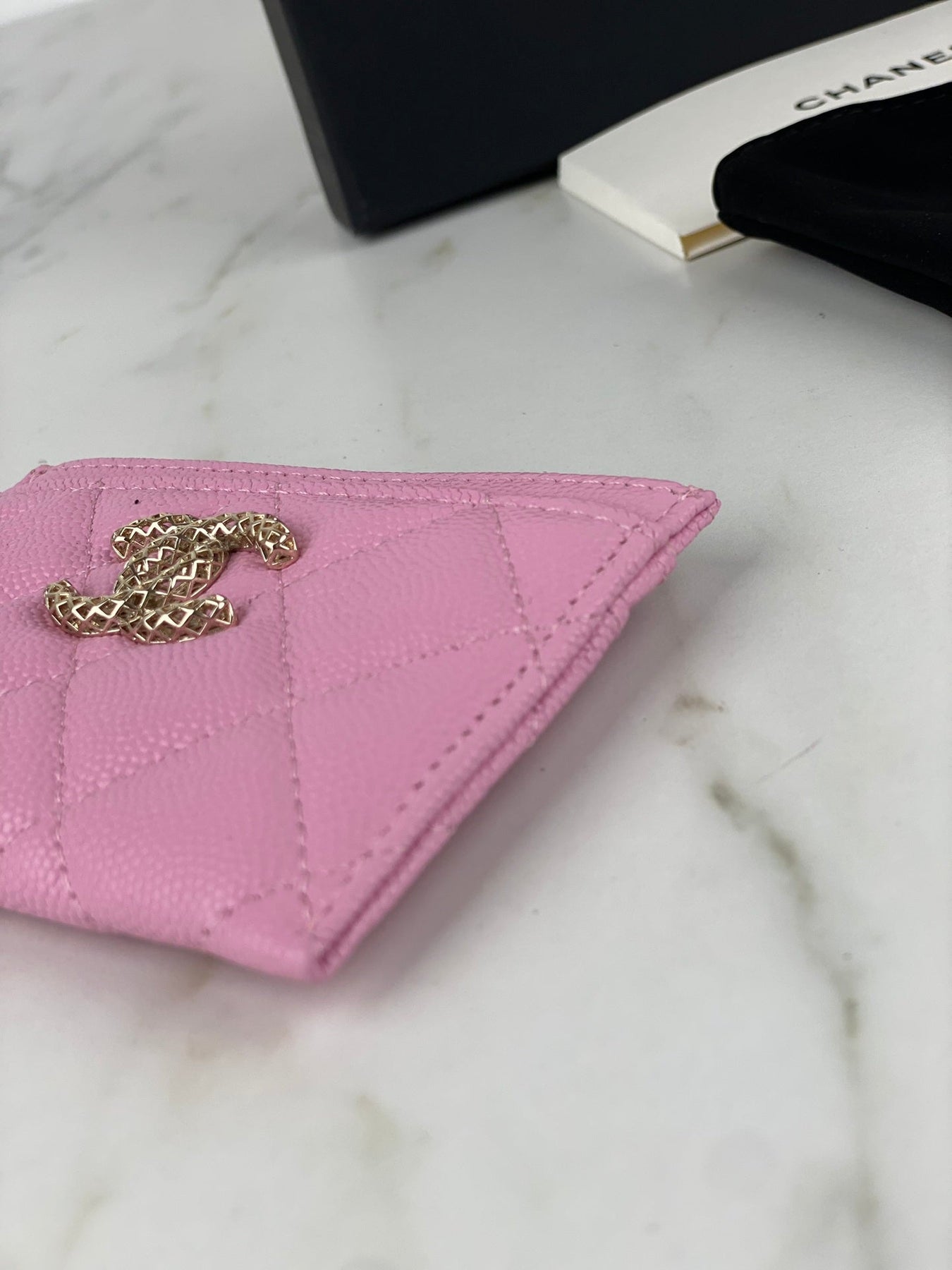 CC CARD HOLDER 19.5 PINK GRAINED CALFSKIN GOLD ICON