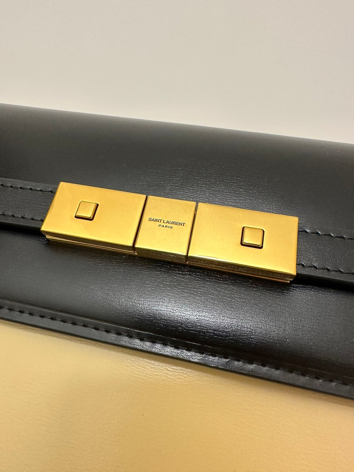 MANHATTAN 29 TOP-HANDLE IN SMOOTH BLACK BEIGE CALFSKIN