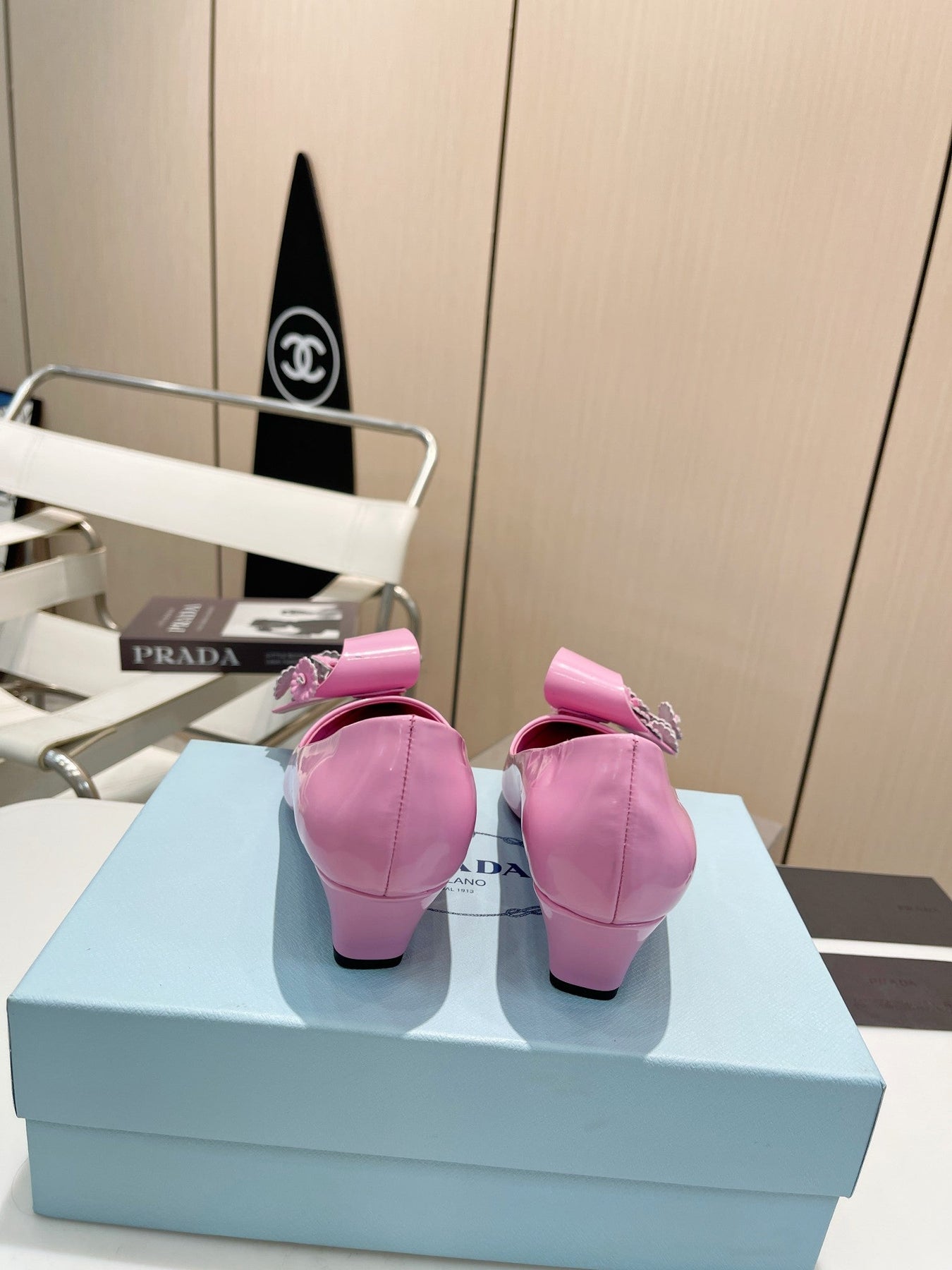 MEDIUM HEEL PUMPS IN PINK PATENT CALFSKIN ATTACHED CREATIVE FLOWERS