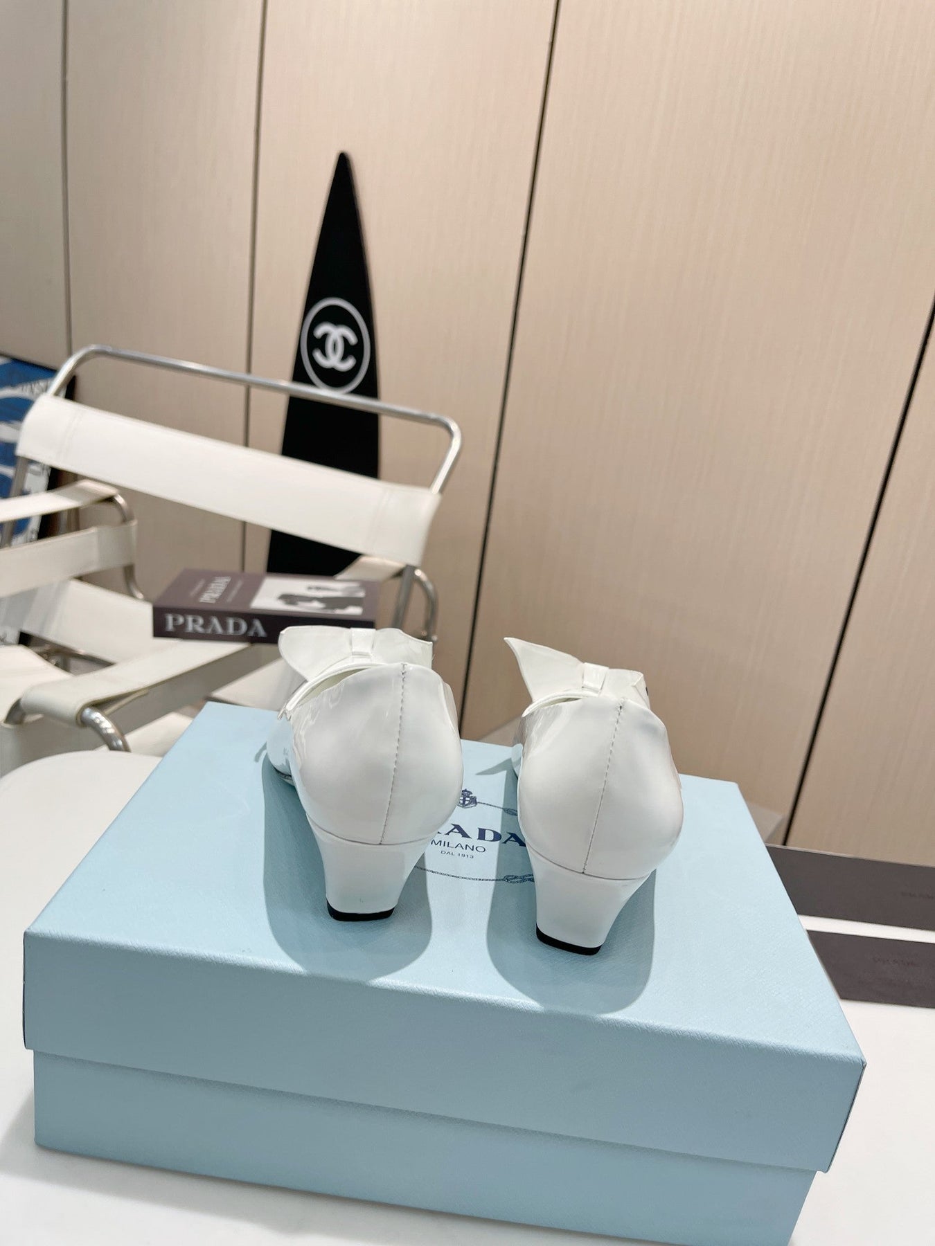 KITTEN HEEL PUMPS WITH CREATIVE SHAPE IN WHITE GLOSSY LAMBSKIN