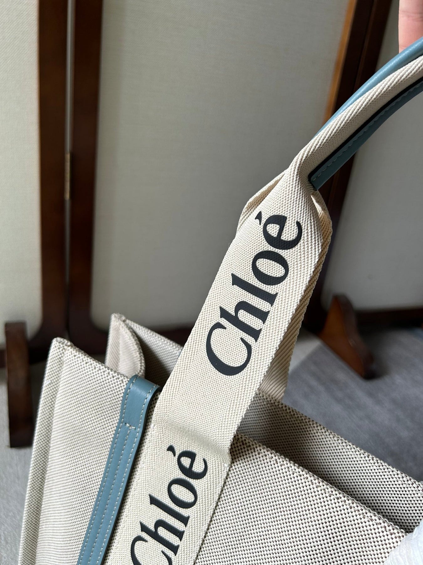 LAGRE WOODY TOTE BAG 45 IN BEIGE LINEN CANVAS BLACK WEBBING LOGO EMBROIDER BLUE CALFSKIN