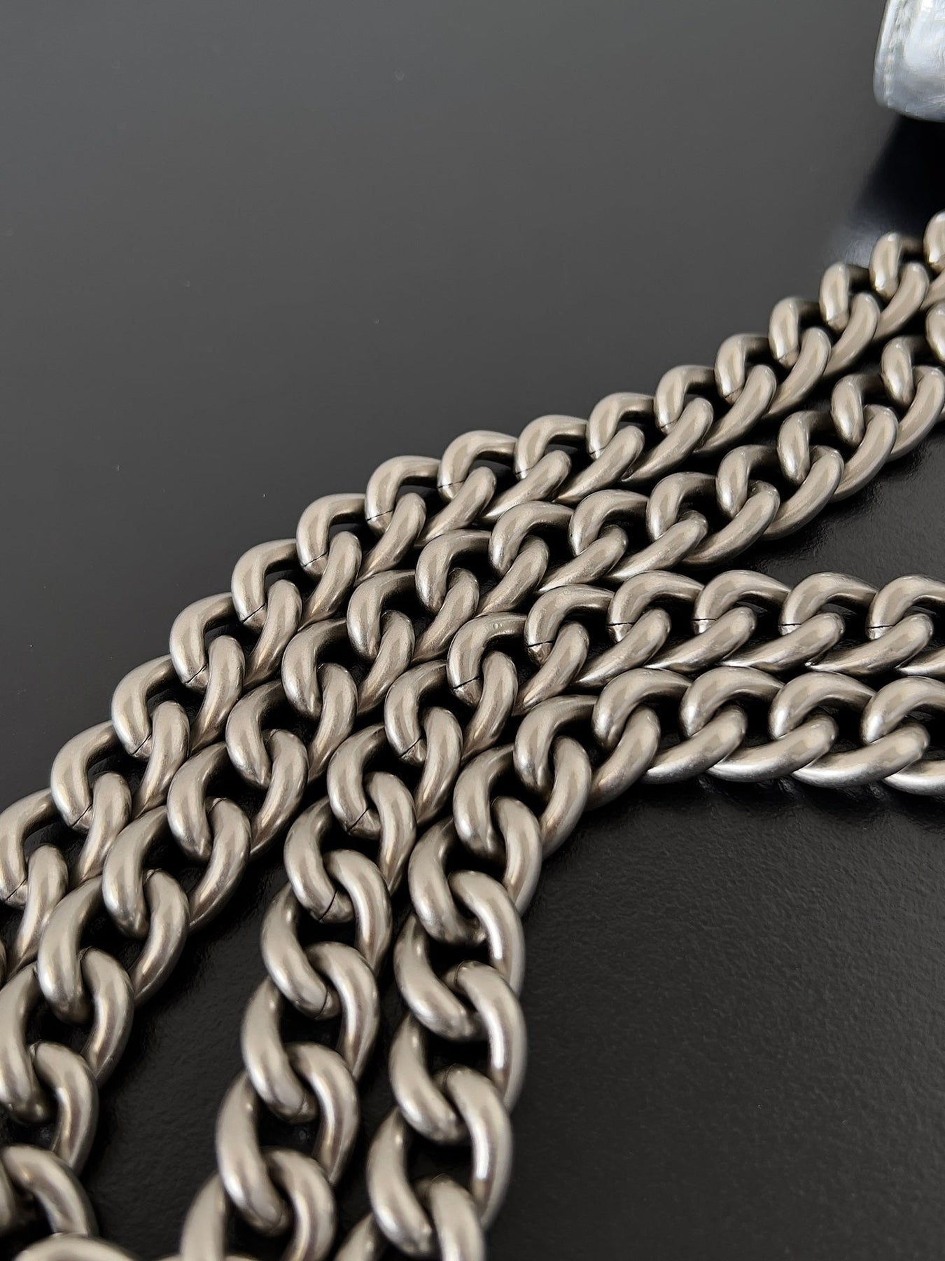 CRUSH CHAINED BAG 25 IN SILVER METALLIC QUILTED CRUSHED CALFSKIN