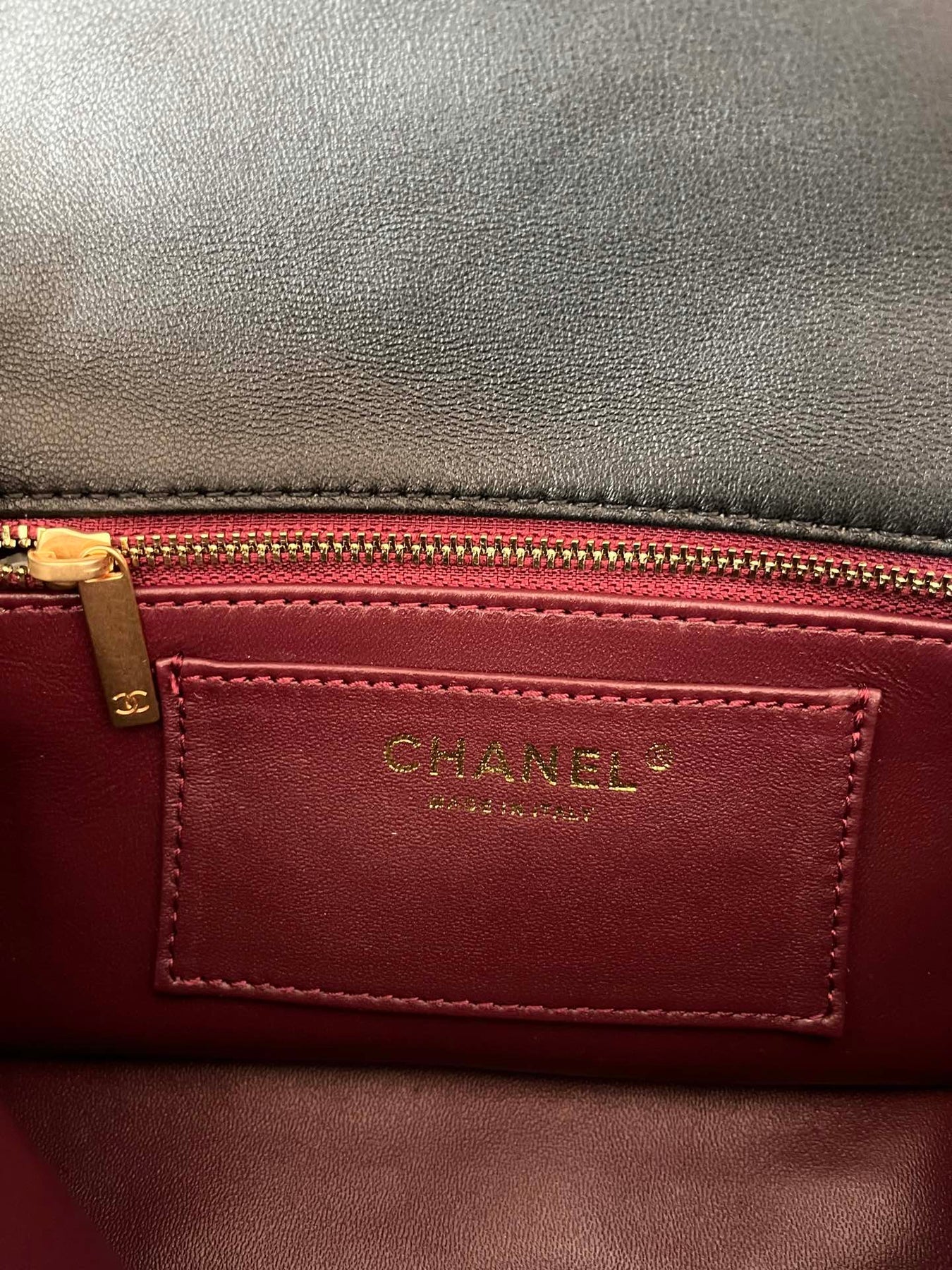 CC FLAP BAG 21 IN BLACK WITH WOODEN HANDLE