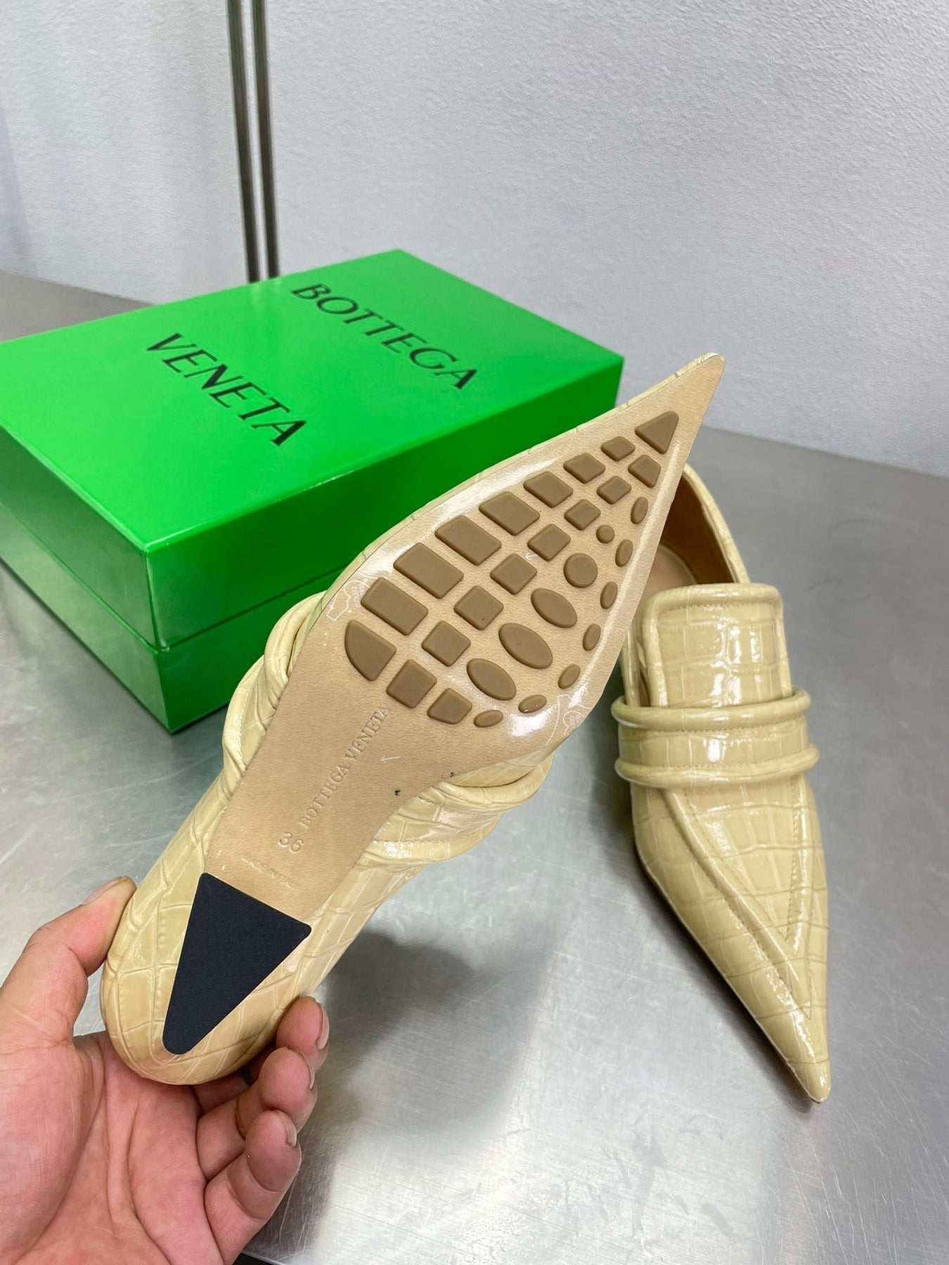 HIGH PUMP 35 MM IN EGG NOG CALFSKIN