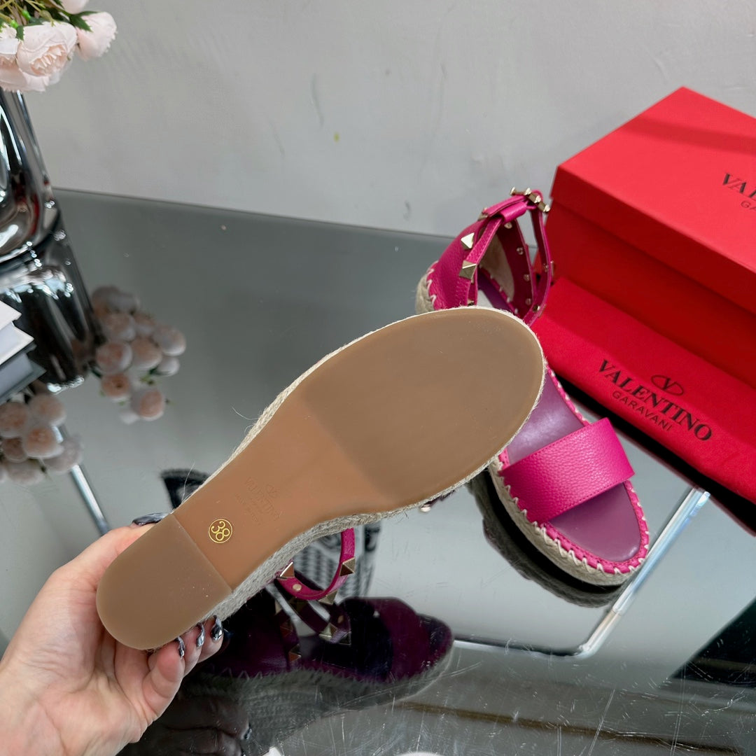 ROCKSTUD WEDGE 85 MM IN DEEP PINK CALFSKIN