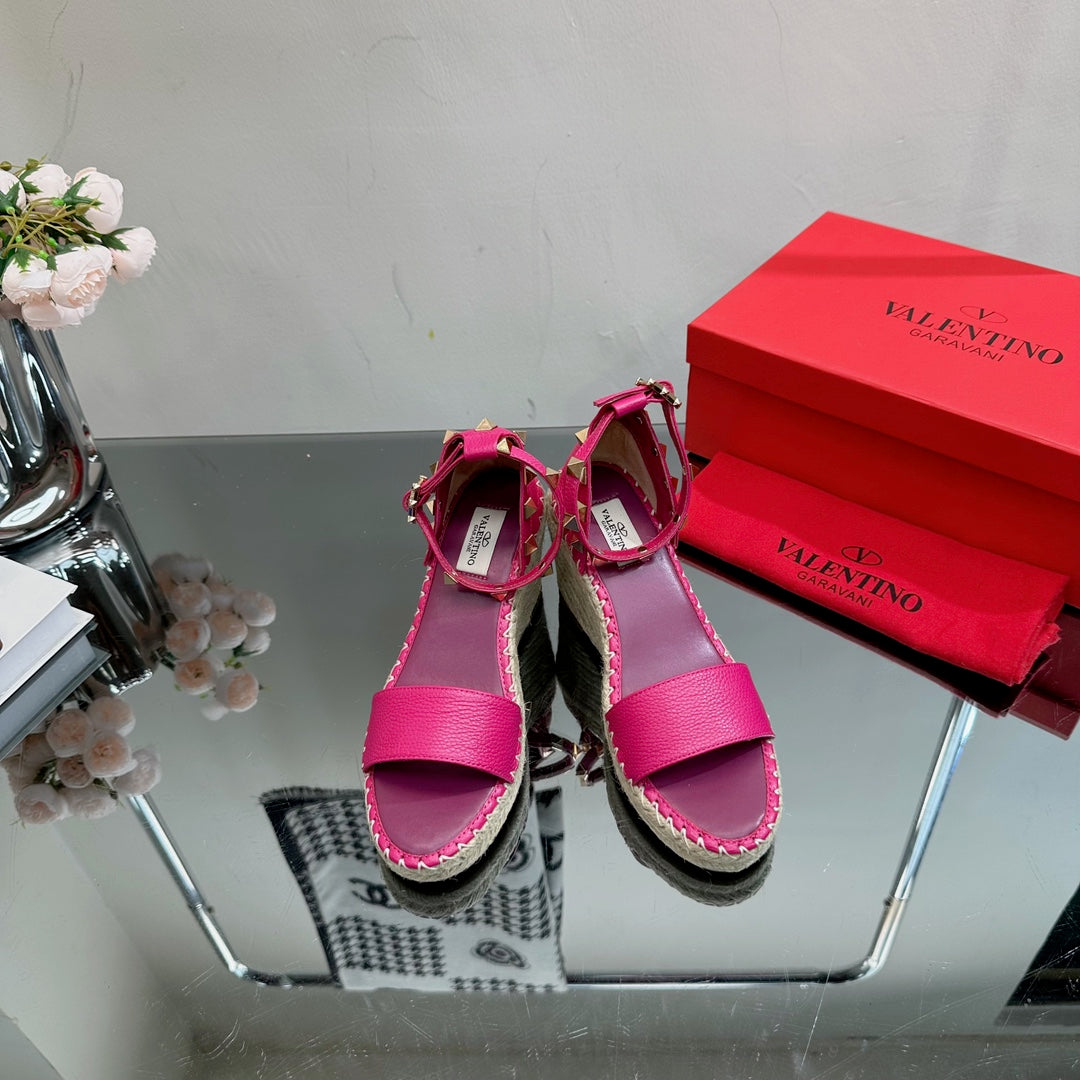 ROCKSTUD WEDGE 85 MM IN DEEP PINK CALFSKIN