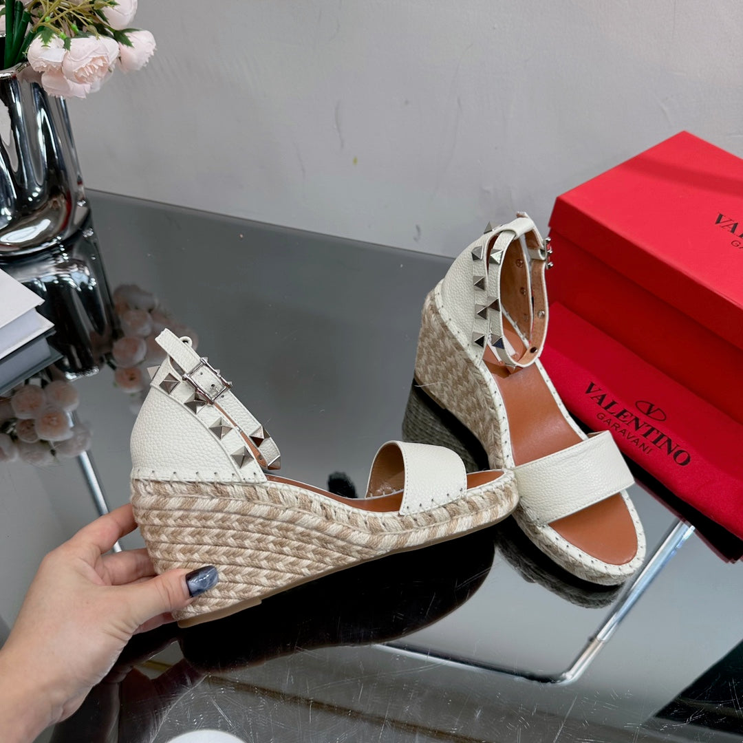 ROCKSTUD WEDGE 85 MM IN WHITE CALFSKIN