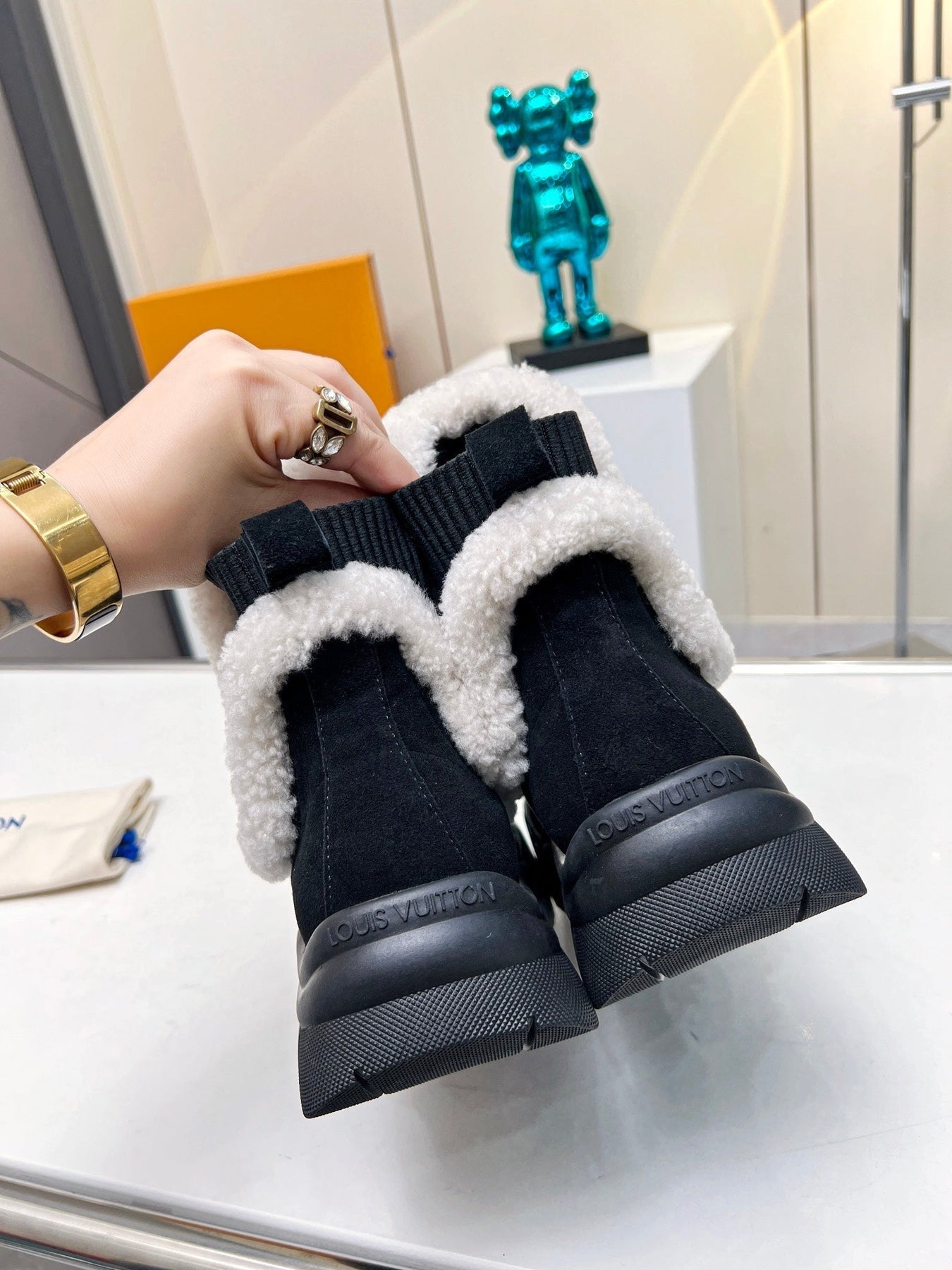 LV RUBY FLAT ANKLE BOOT IN BLACK SUEDE CALF LEATHER AND WHITE SHEARLING