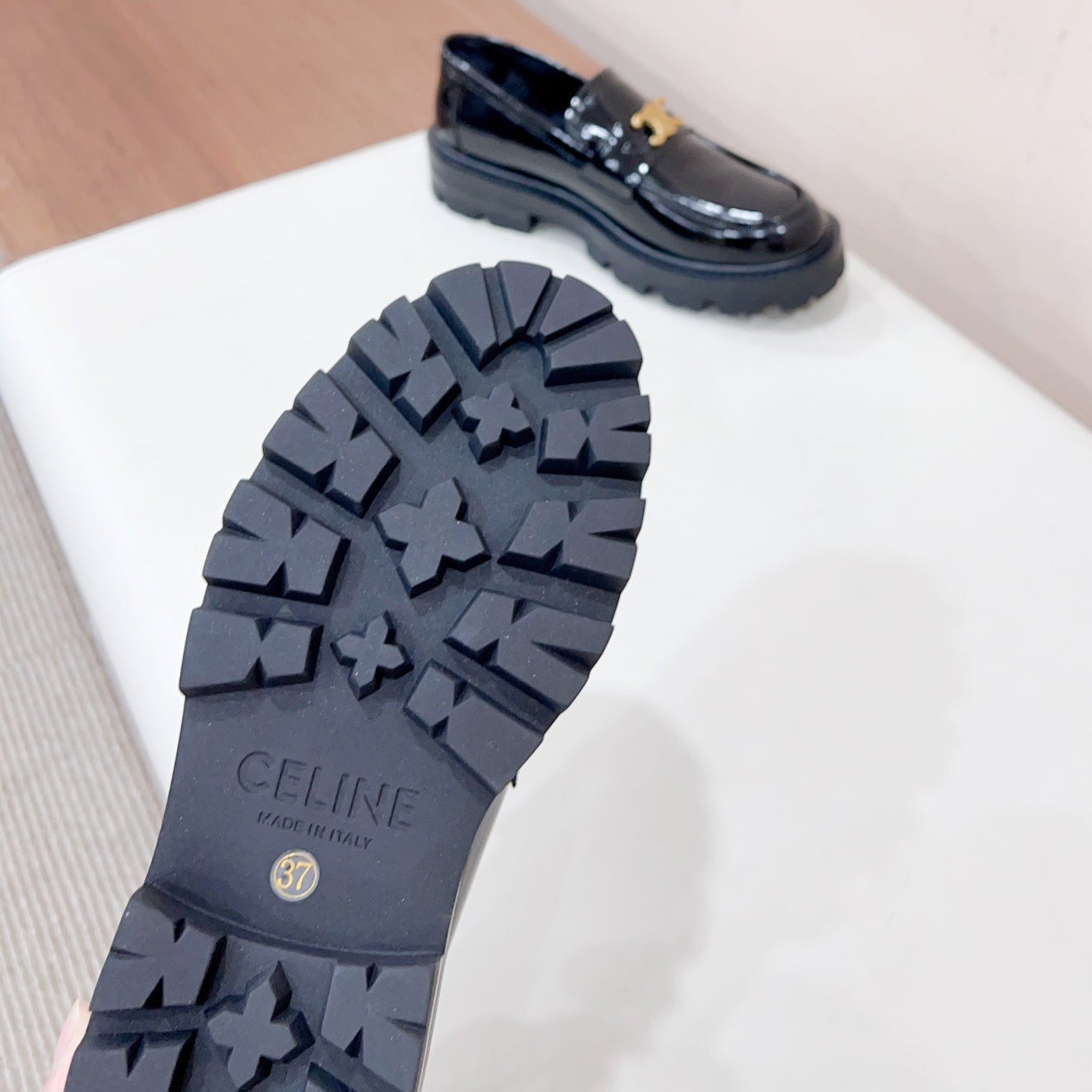 MARGARET LOAFER WITH TRIOMPHE CHAIN IN POLISHED BULL BLACK