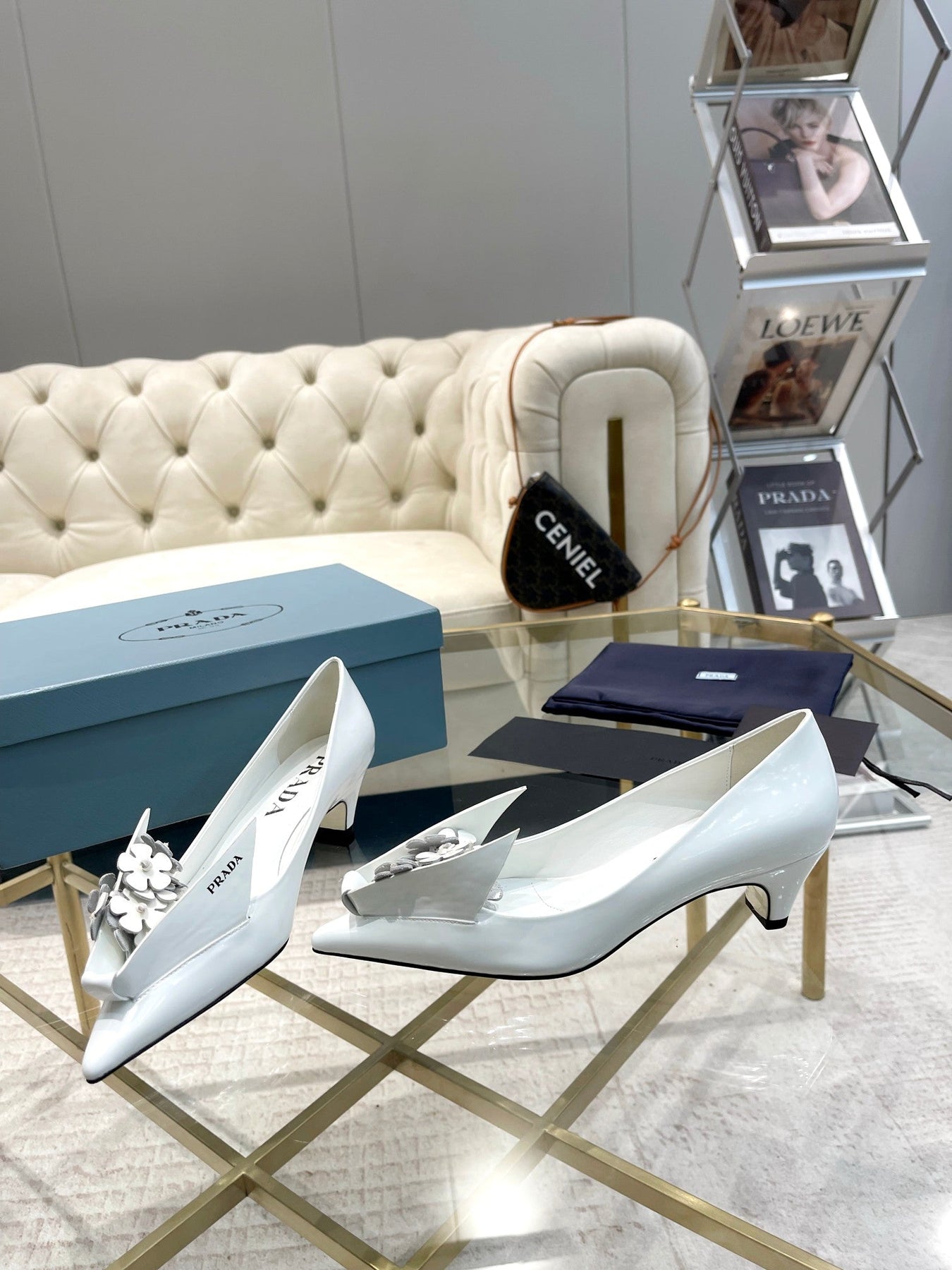 MEDIUM HEEL PUMPS IN WHITE PATENT CALFSKIN ATTACHED CREATIVE FLOWERS