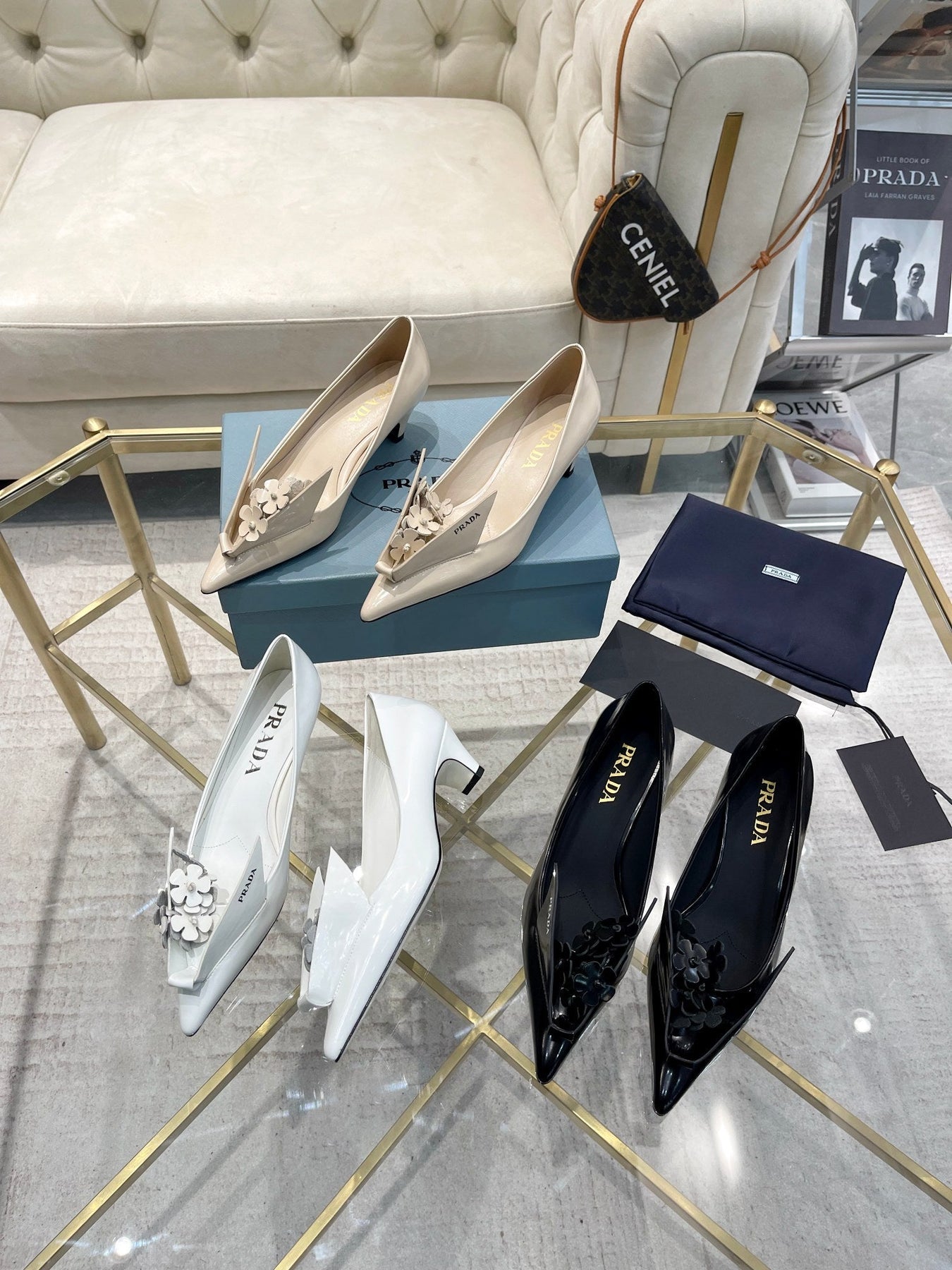 MEDIUM HEEL PUMPS ATTACHED CREATIVE FLOWERS IN BLACK PATENT CALFSKIN