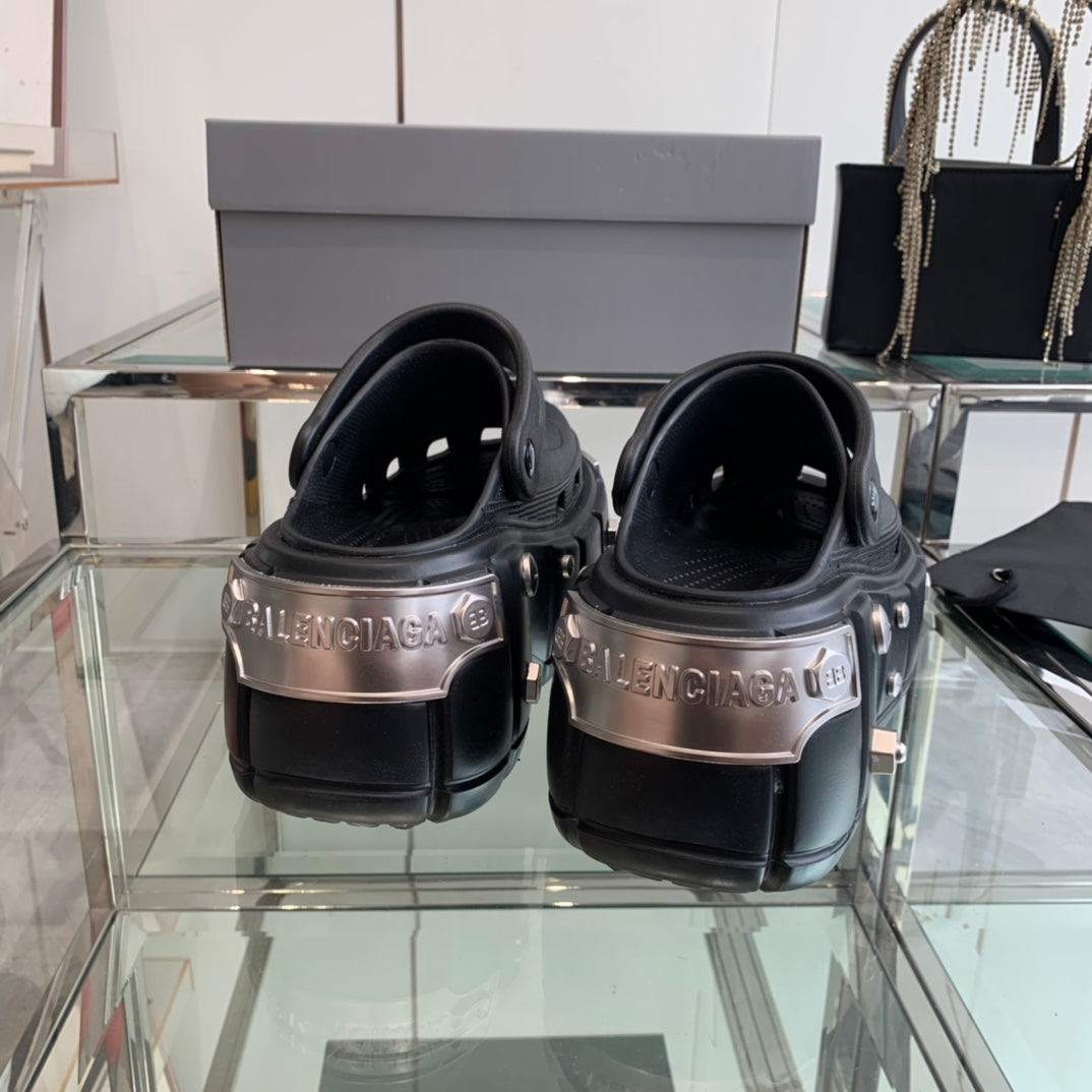 HARDCROCS MULES IN BLACK RUBBER