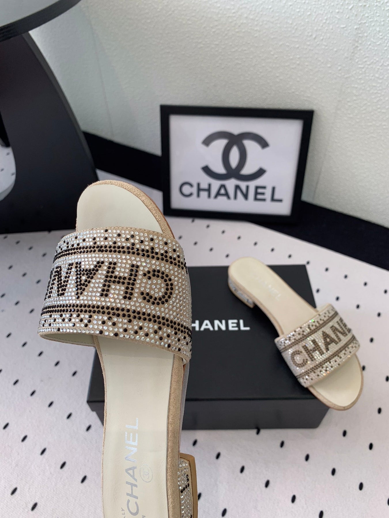 CC RHINESTONE LETTER SLIPPERS BEIGE LAMBSKIN