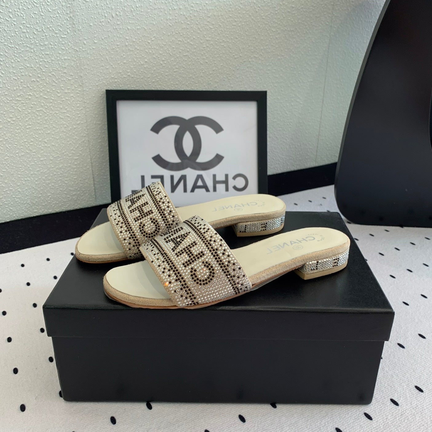CC RHINESTONE LETTER SLIPPERS BEIGE LAMBSKIN