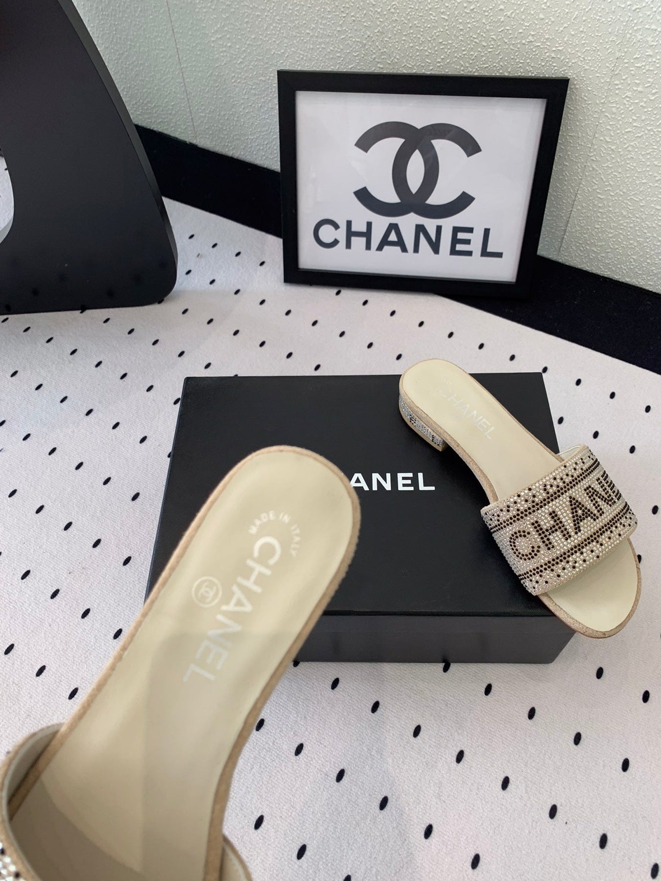 CC RHINESTONE LETTER SLIPPERS BEIGE LAMBSKIN
