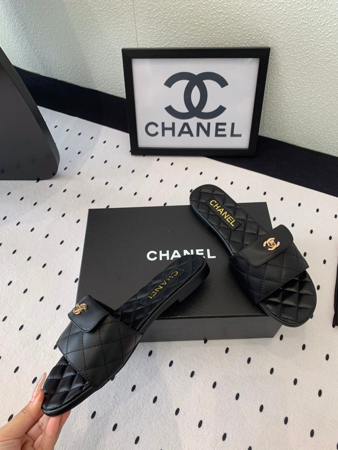 CC SLIPPERS IN BLACK CALFSKIN
