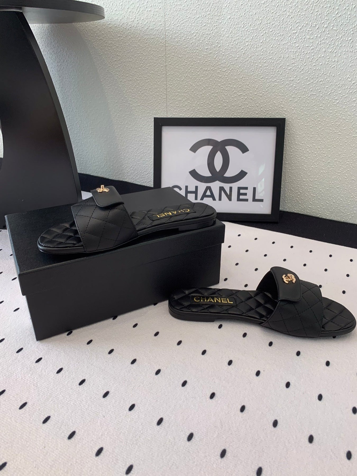 CC SLIPPERS IN BLACK CALFSKIN