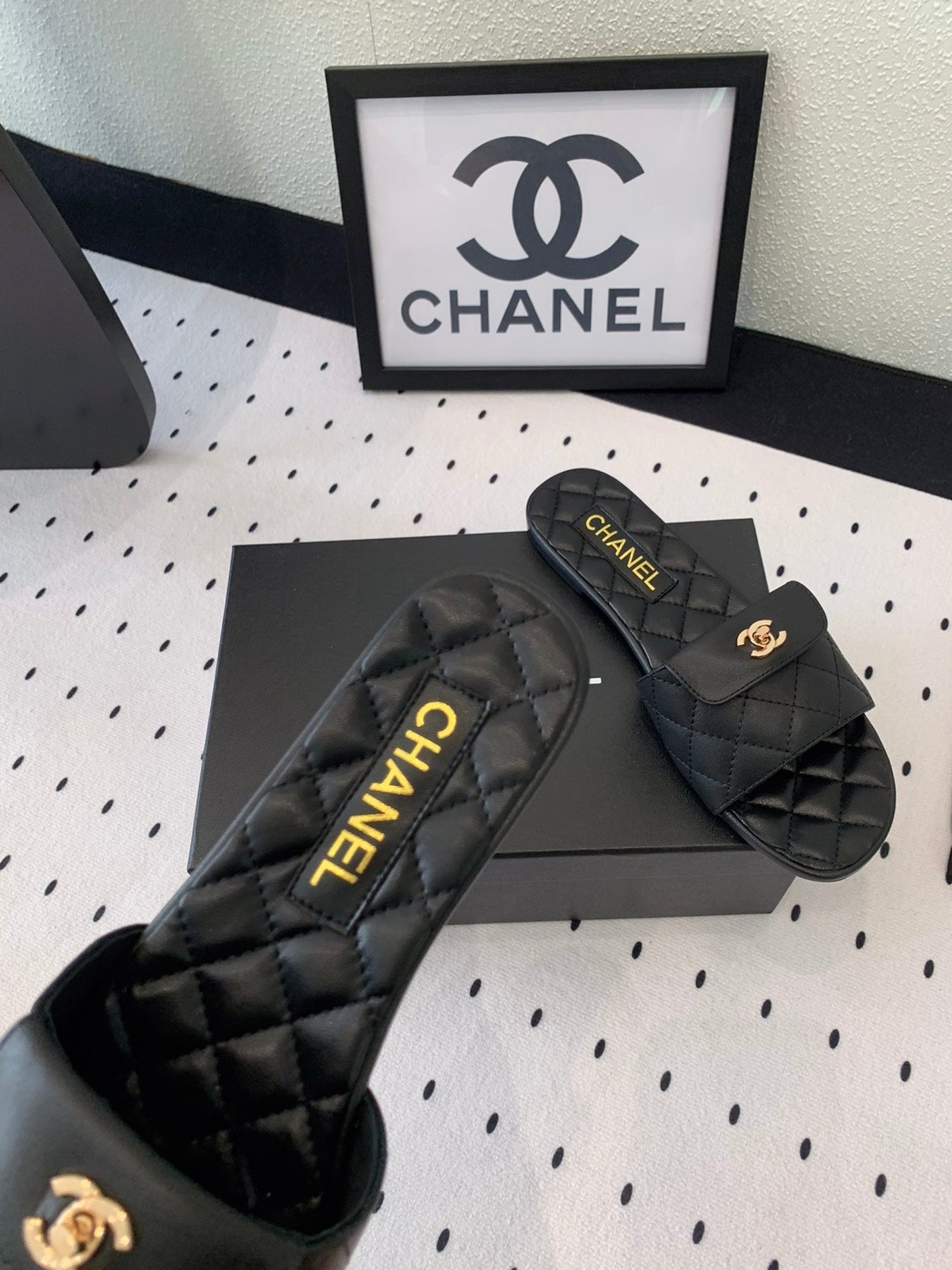 CC SLIPPERS IN BLACK CALFSKIN