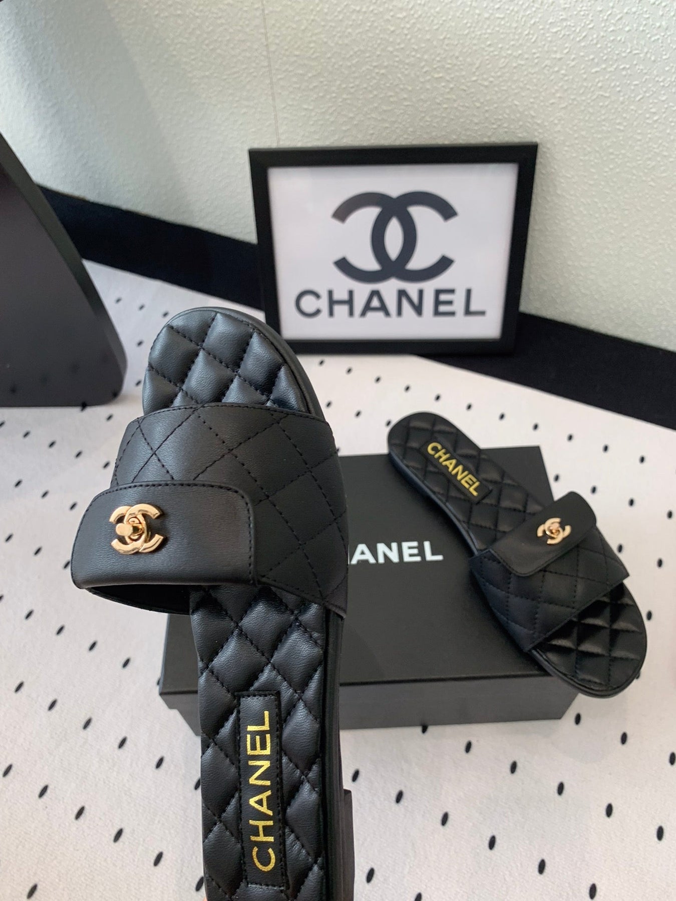 CC SLIPPERS IN BLACK CALFSKIN