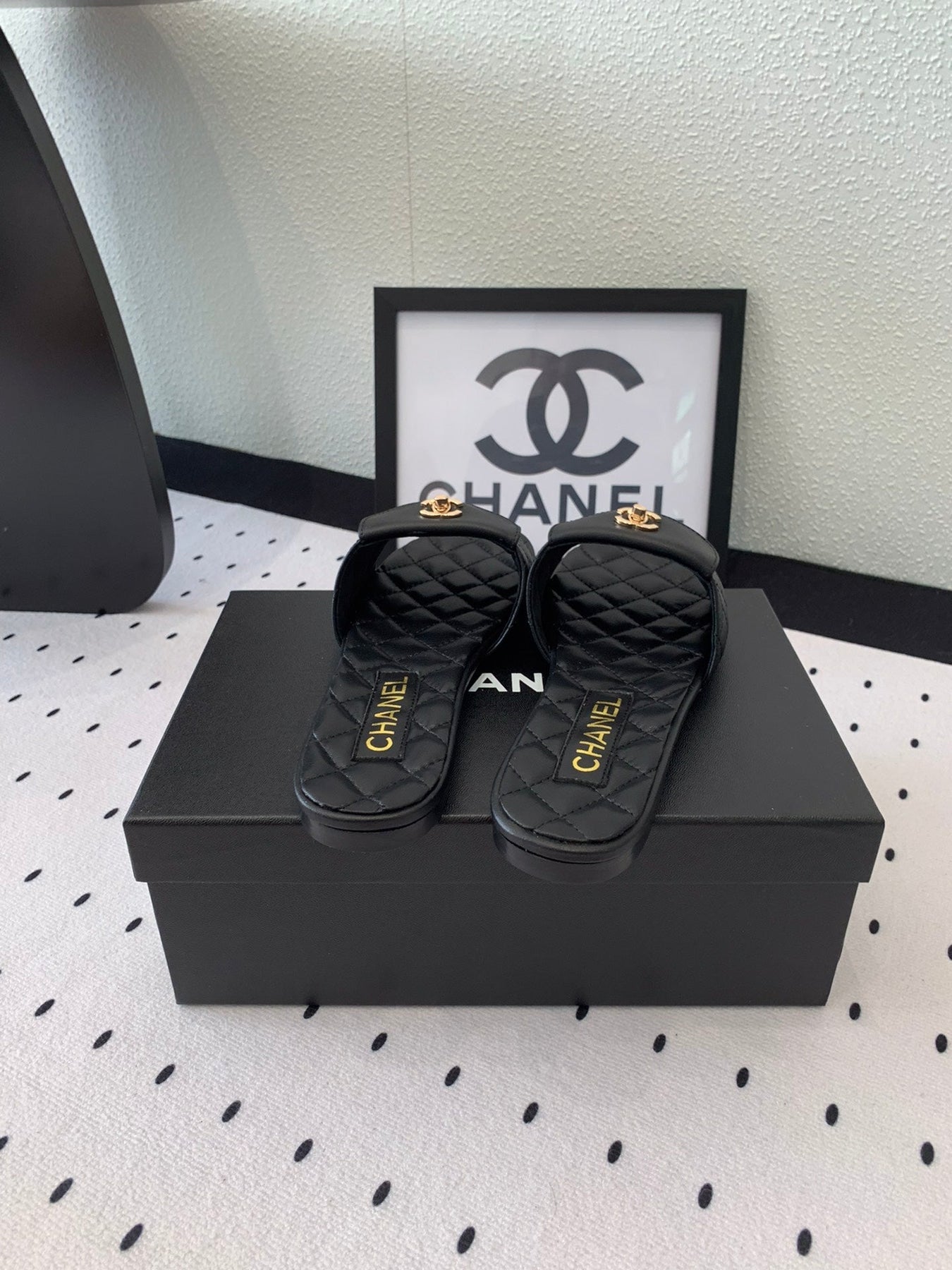 CC SLIPPERS IN BLACK CALFSKIN