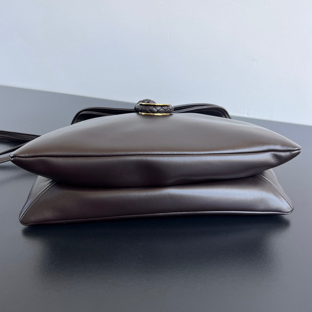 MEDIUM LIBERTA 30 IN CHOCOLATE SMOOTH CALFSKIN GOLD HARDWARE
