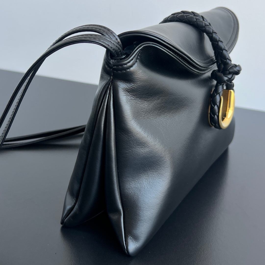 MEDIUM LIBERTA 30 IN BLACK SMOOTH CALFSKIN GOLD HARDWARE