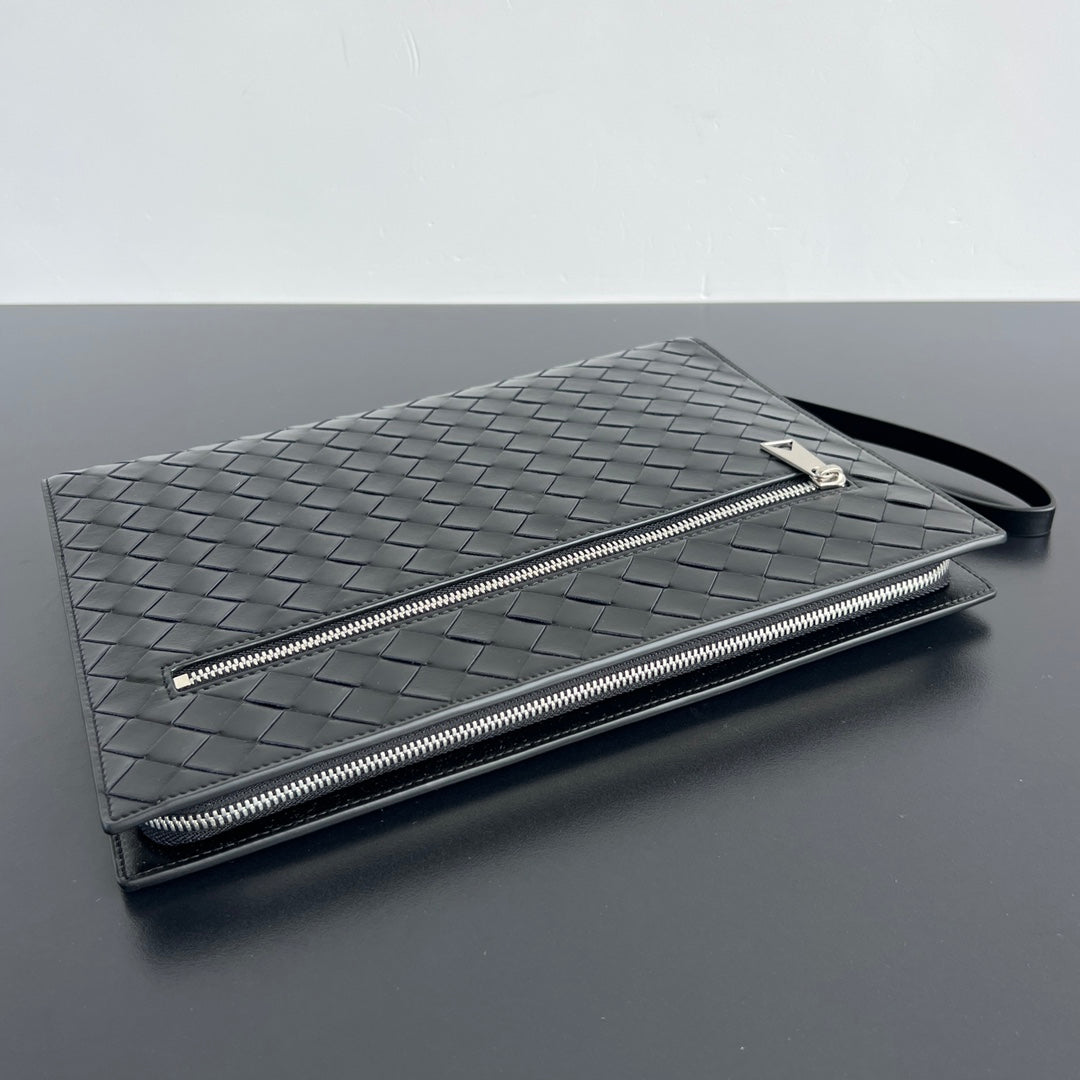 INTRECCIATO CLUTCH 32 IN BLACK SOFT CALFSKIN