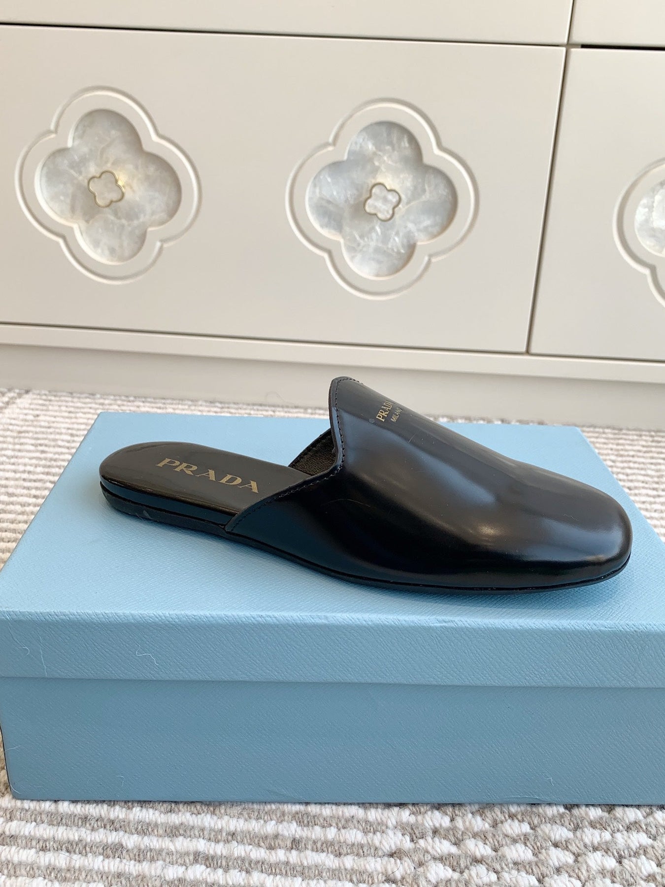 MULES IN BLACK GLOSSY SHEEPSKIN GOLD LETTERING LOGO