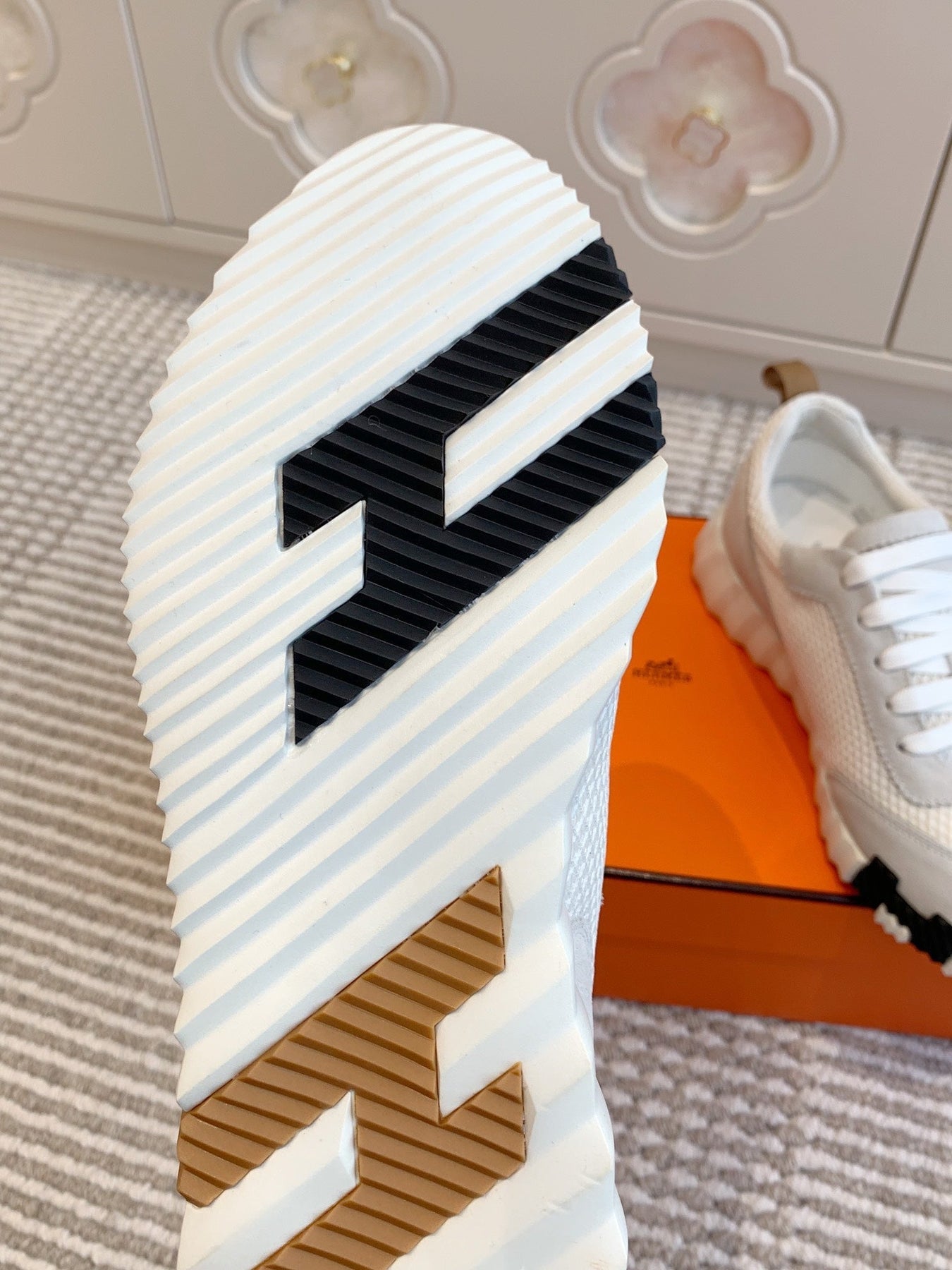 BOUNCING SNEAKER IN WHITE GRAPHIC MESH AND PASTEL GRAY SUEDE