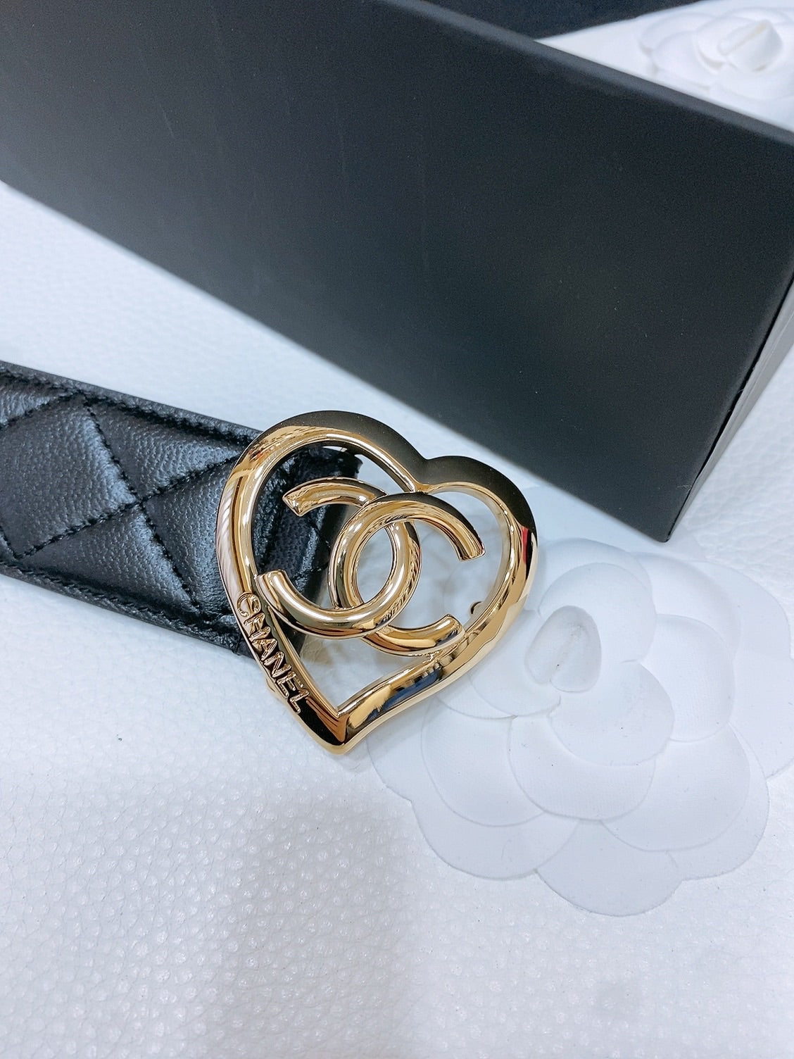 DOUBLE C 38MM IN BLACK QUILTED LAMBSKIN GOLD HEART BUCKLE