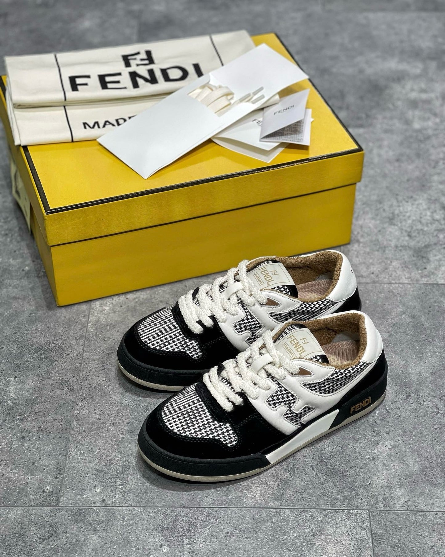 FEN Sneakers