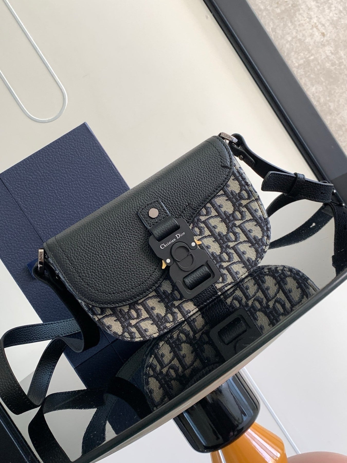 DIO Oblique Messenger Bag