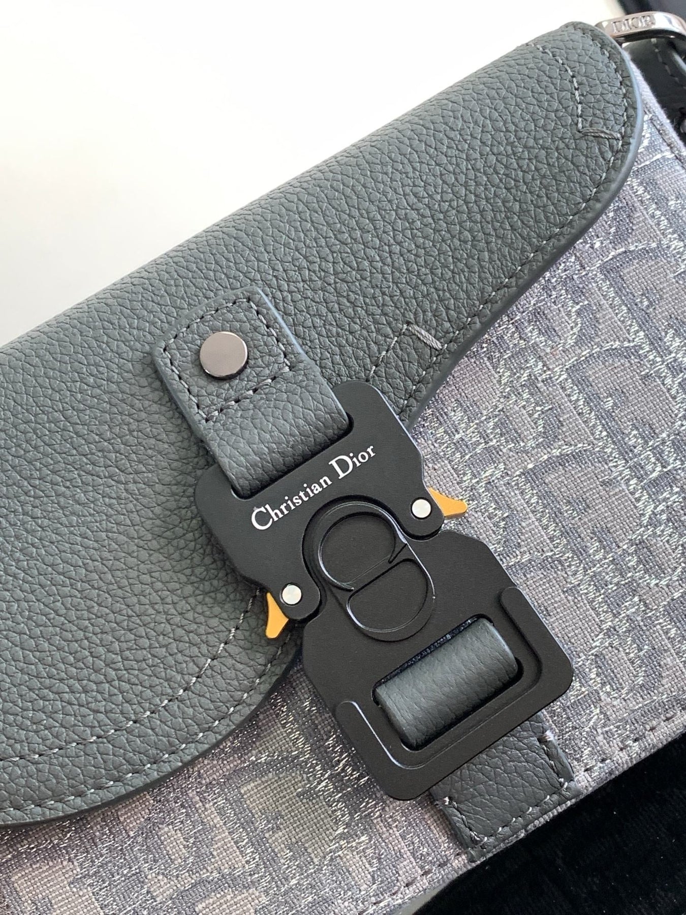 DIO Oblique Messenger Bag