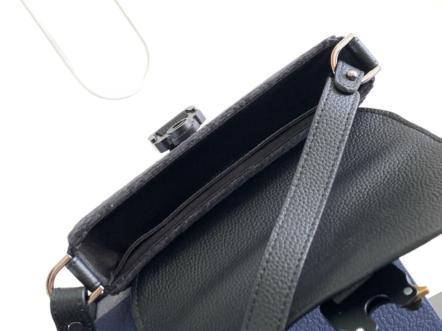 DIO Oblique Messenger Bag