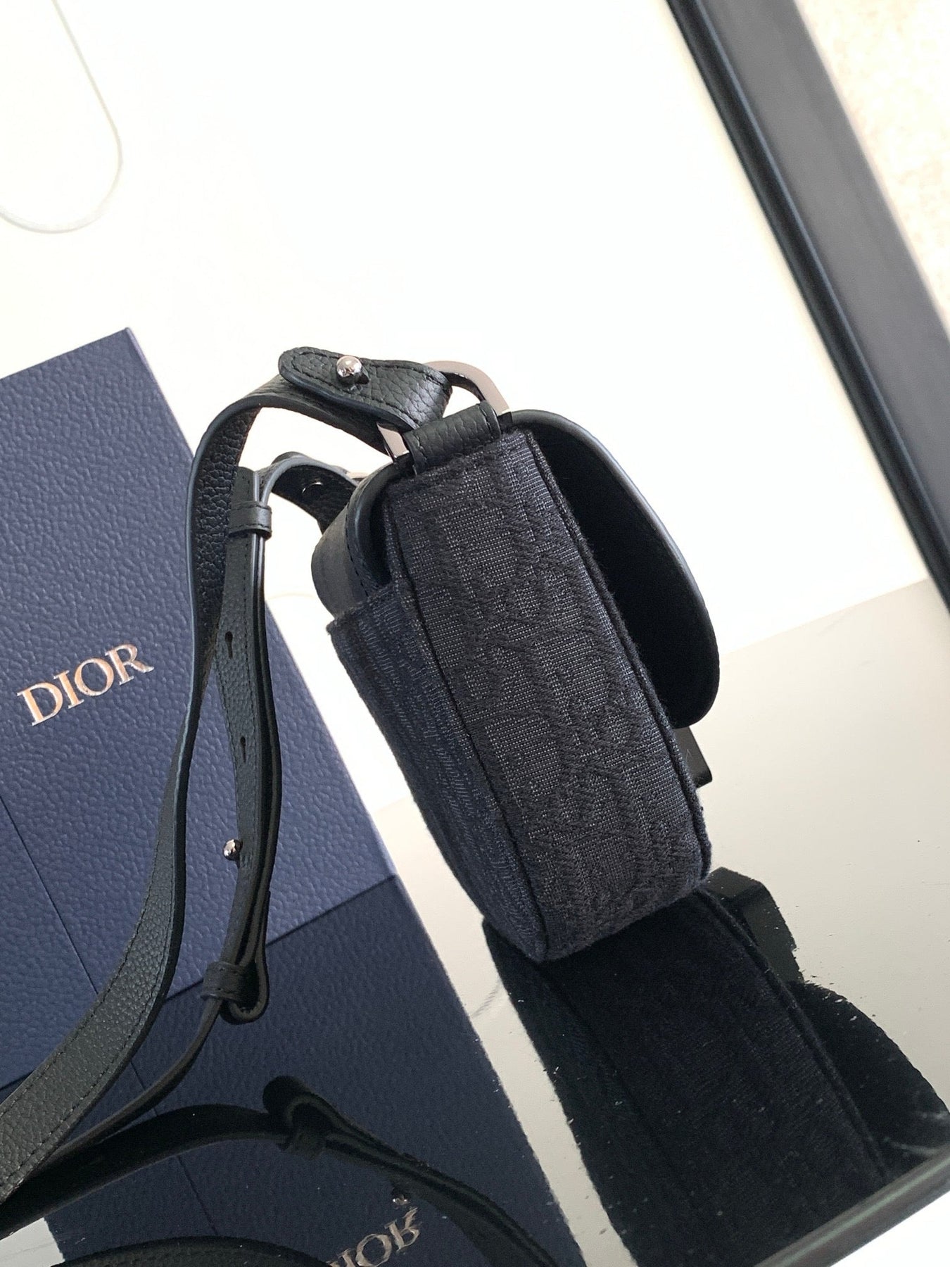 DIO Oblique Messenger Bag