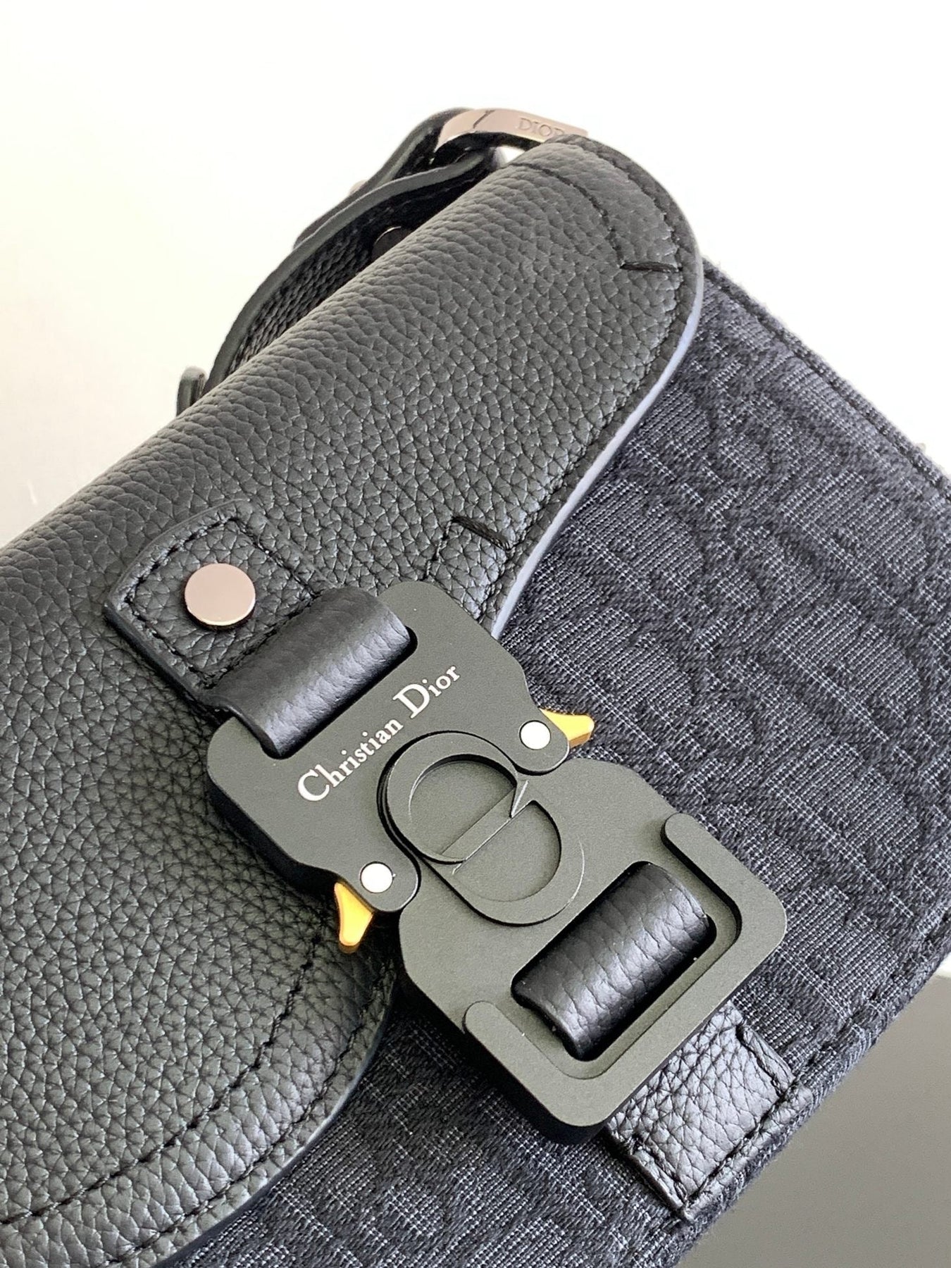 DIO Oblique Messenger Bag