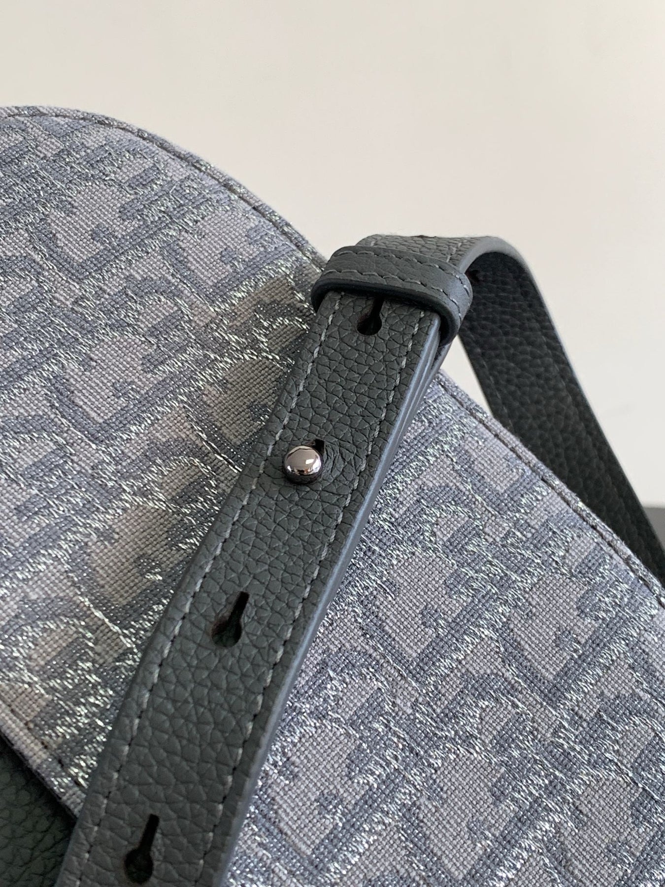 DIO Oblique Messenger Bag