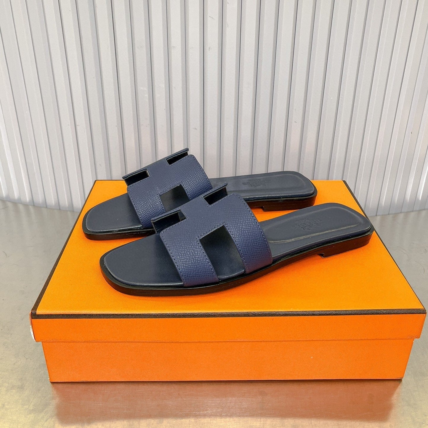0RAN SANDAL IN DARK BLUE CALFSKIN