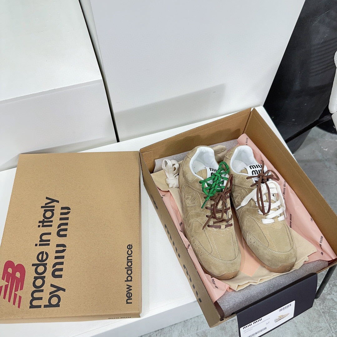 MIUxNEW 530 SNEAKER IN BROWN ECRU SUEDE
