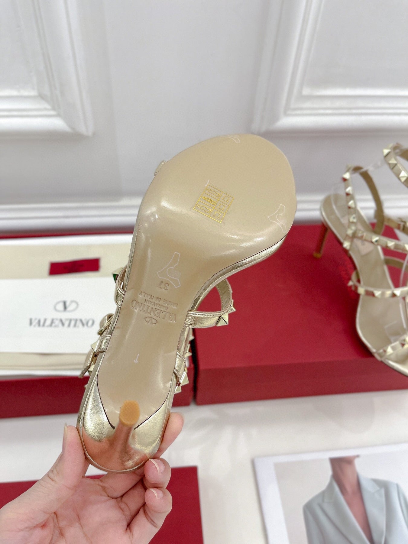 ROCKSTUD 100 GOLD METALLIC CALFSKIN ANKLE STRAP HIGH SANDAL