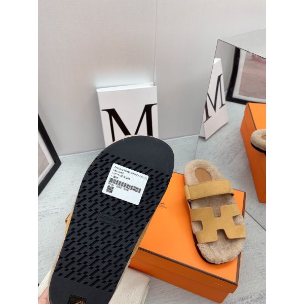 HERM Women's Chypre Sandals in Beige Suede with Shearling