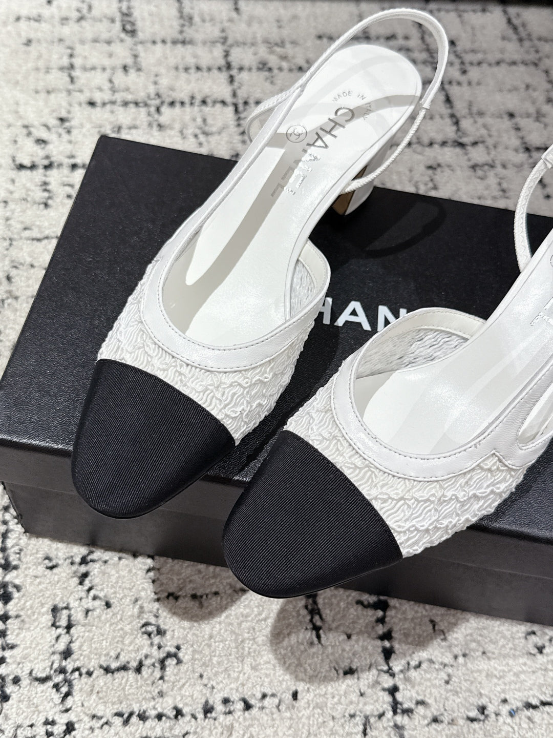 HIGH SLINGBACK 25S IN WHITE FABRIC AND BLACK CALFSKIN CANVAS