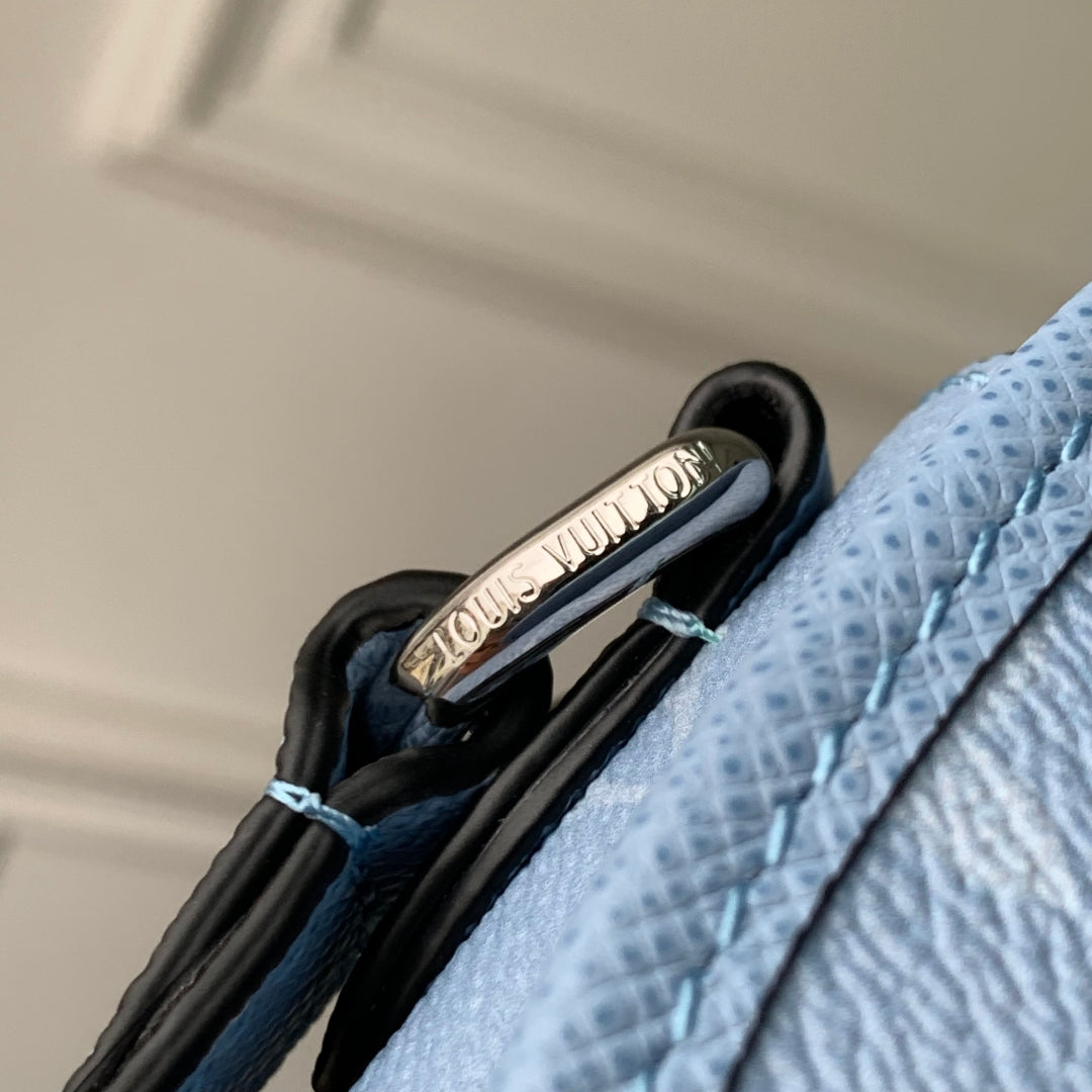 PULSE MESSENGER 22.5 IN BLUE MONOGRAM COATED CANVAS AND CALFSKIN