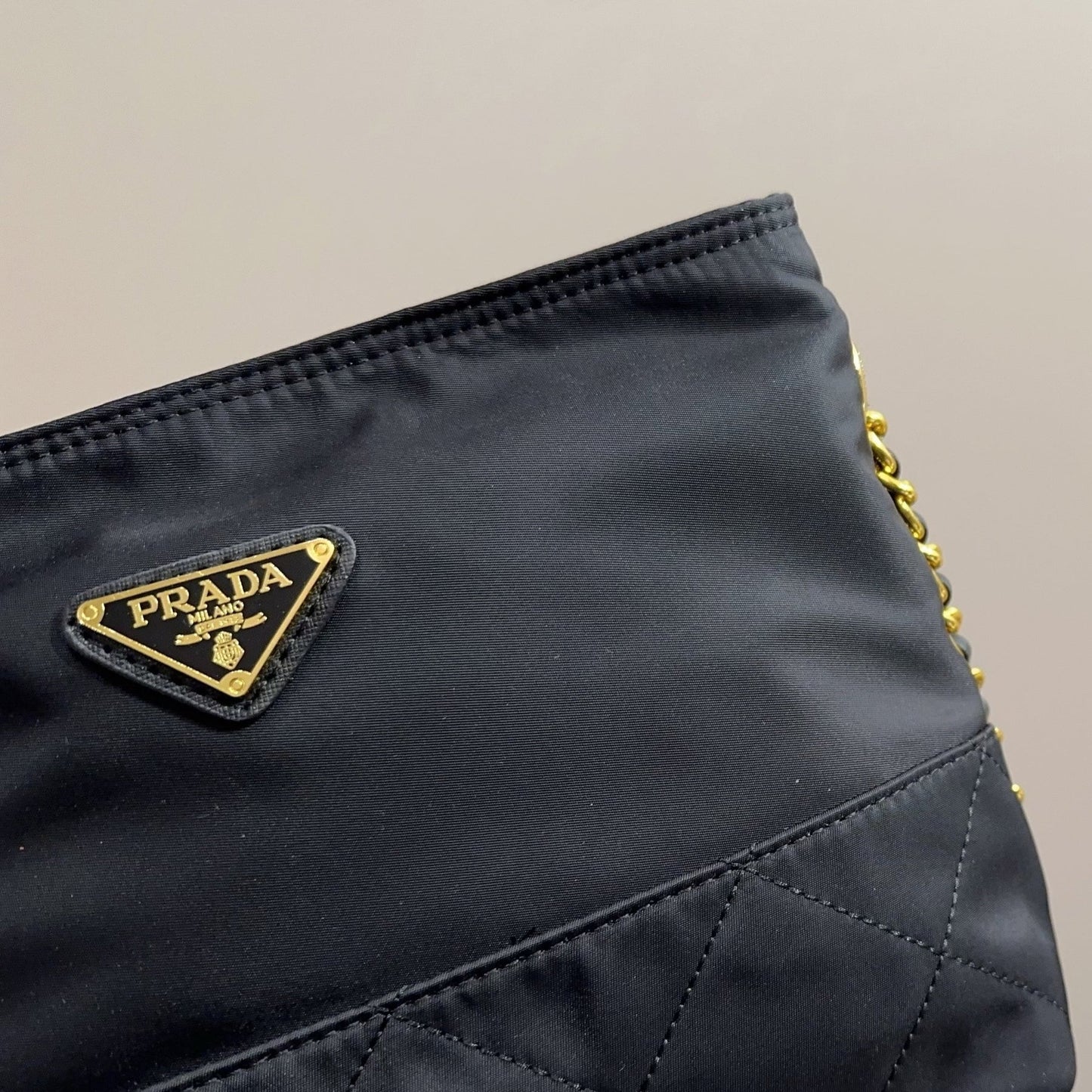 QUILTED CHAIN SHOULDER BAG 22 IN BLACK RE-NYLON